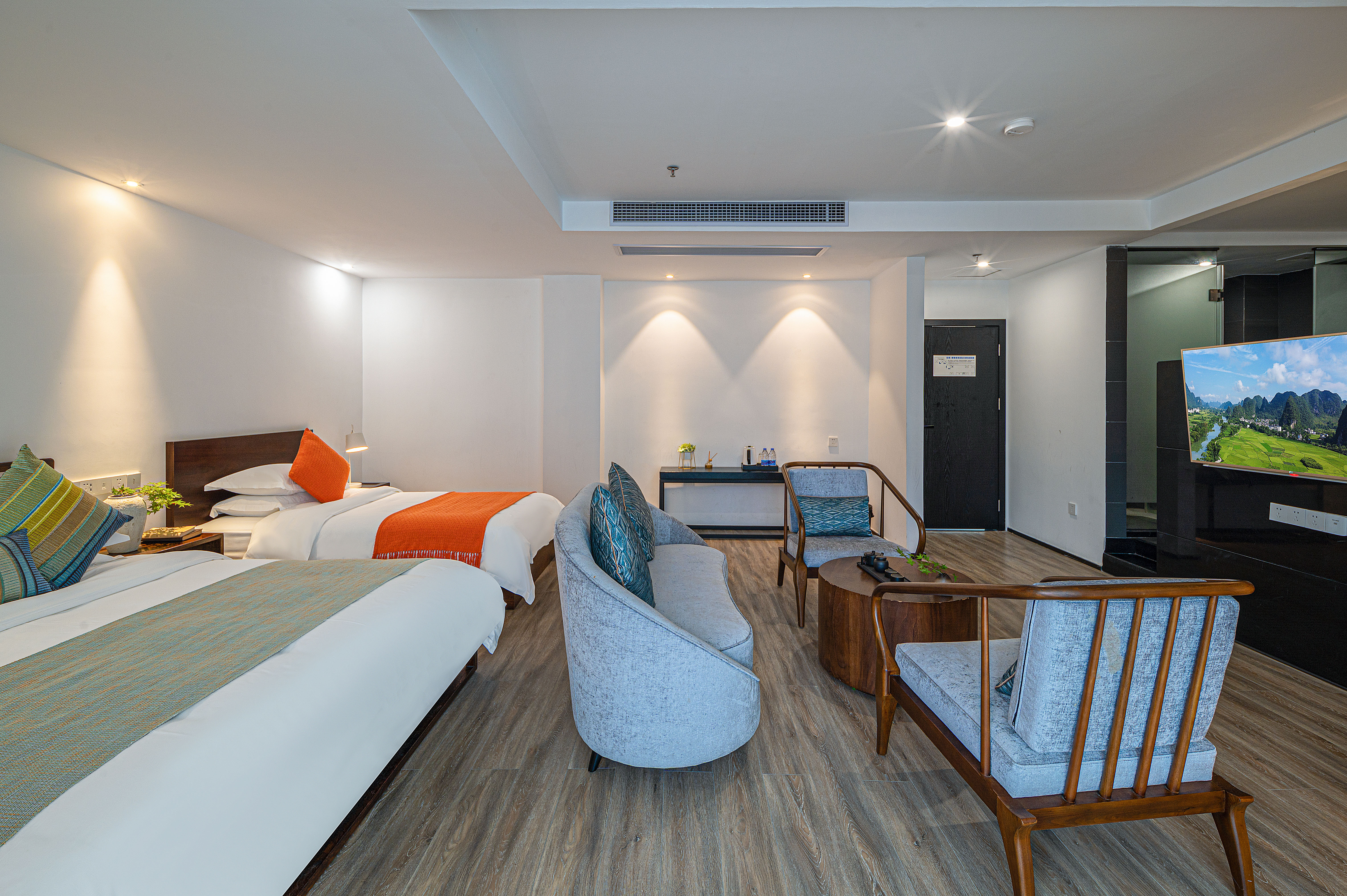 Childlike 180 ° Mountain-View Balcony Family Room