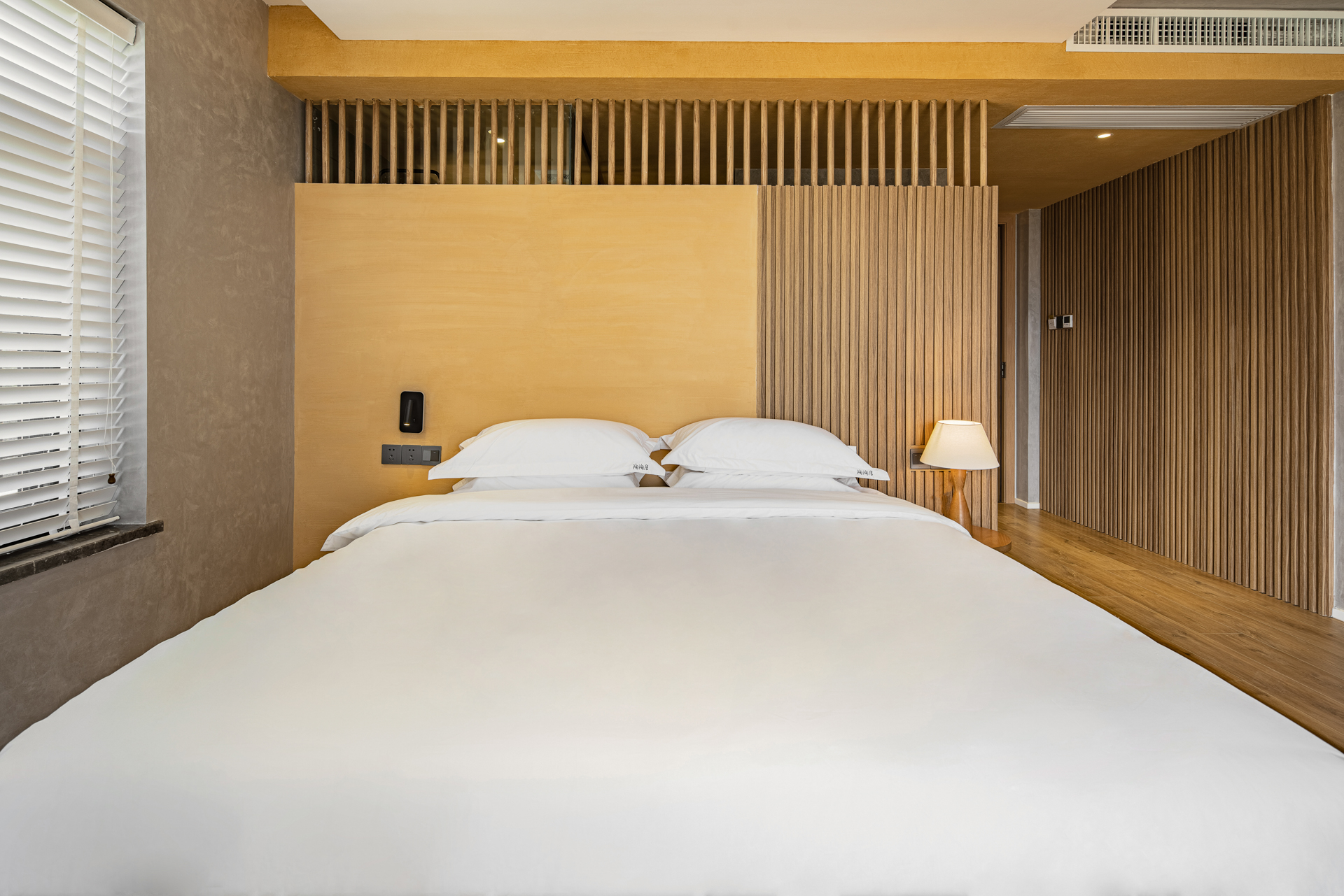 Luxury Quality Deluxe Double Bed Room (Balcony, Tub)