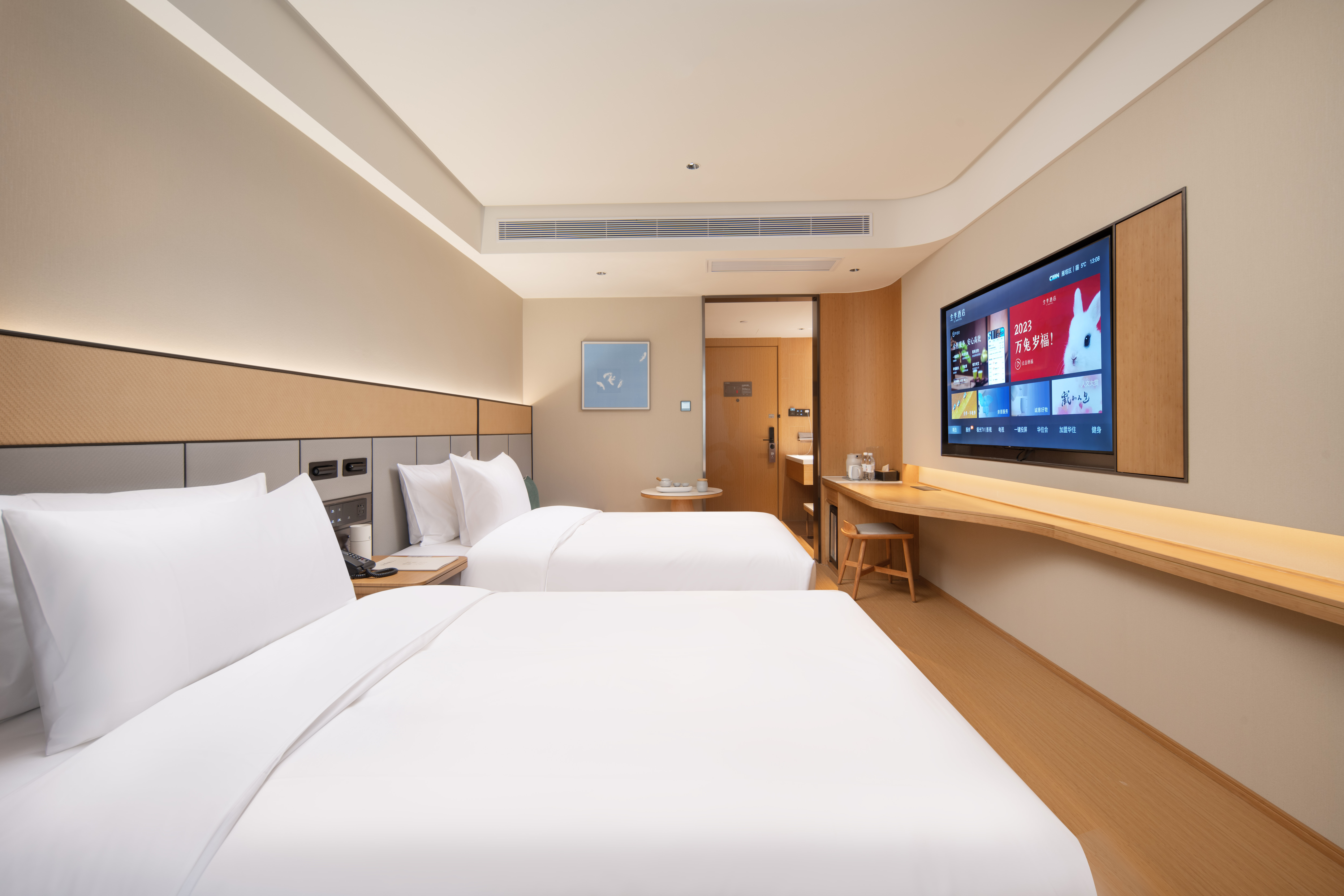 高级双床房【赠品+商务办公桌+65寸电视投屏+小冰箱】