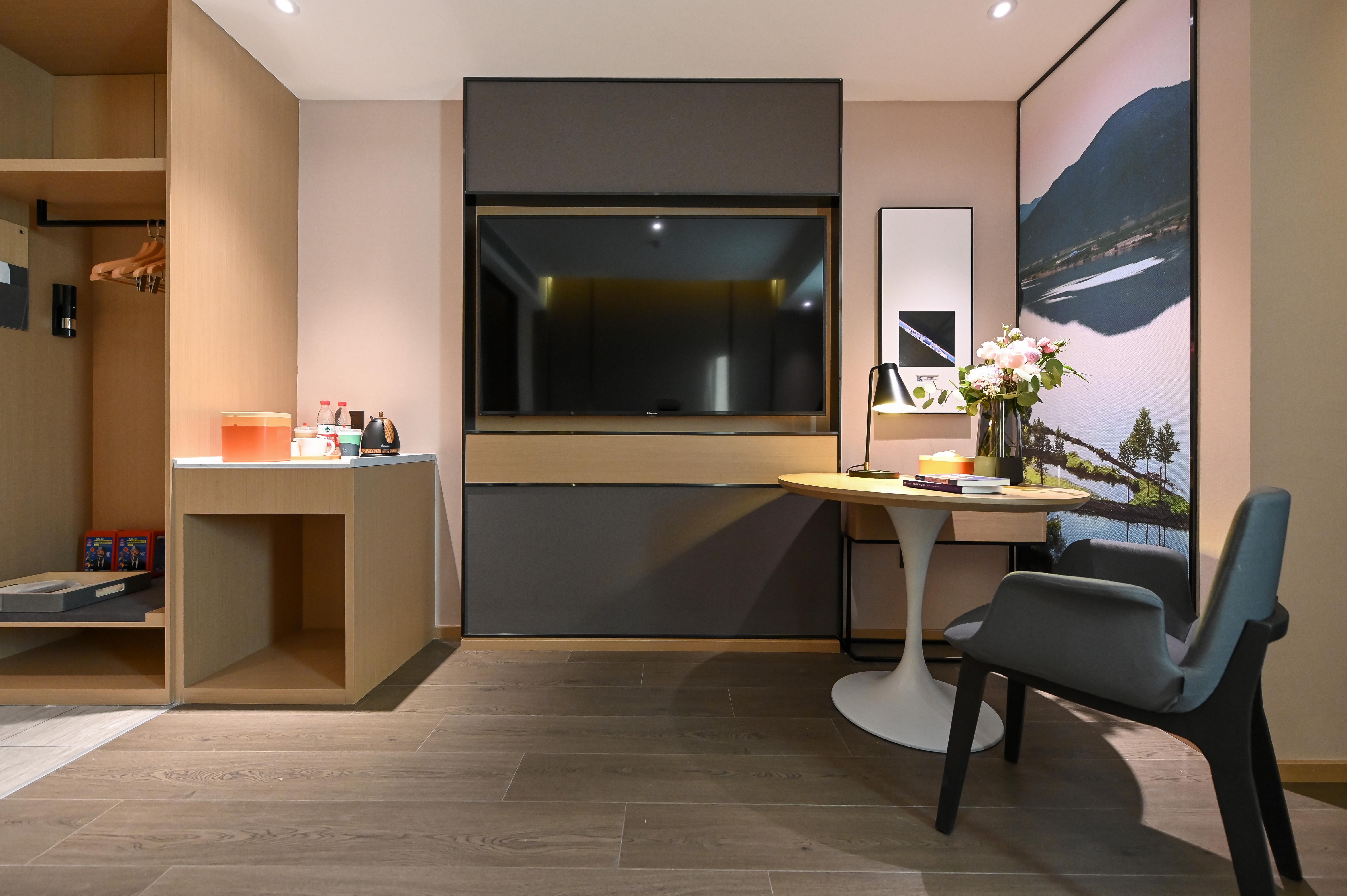 Elegant Double Bed Room (Mobile Screen Casting)