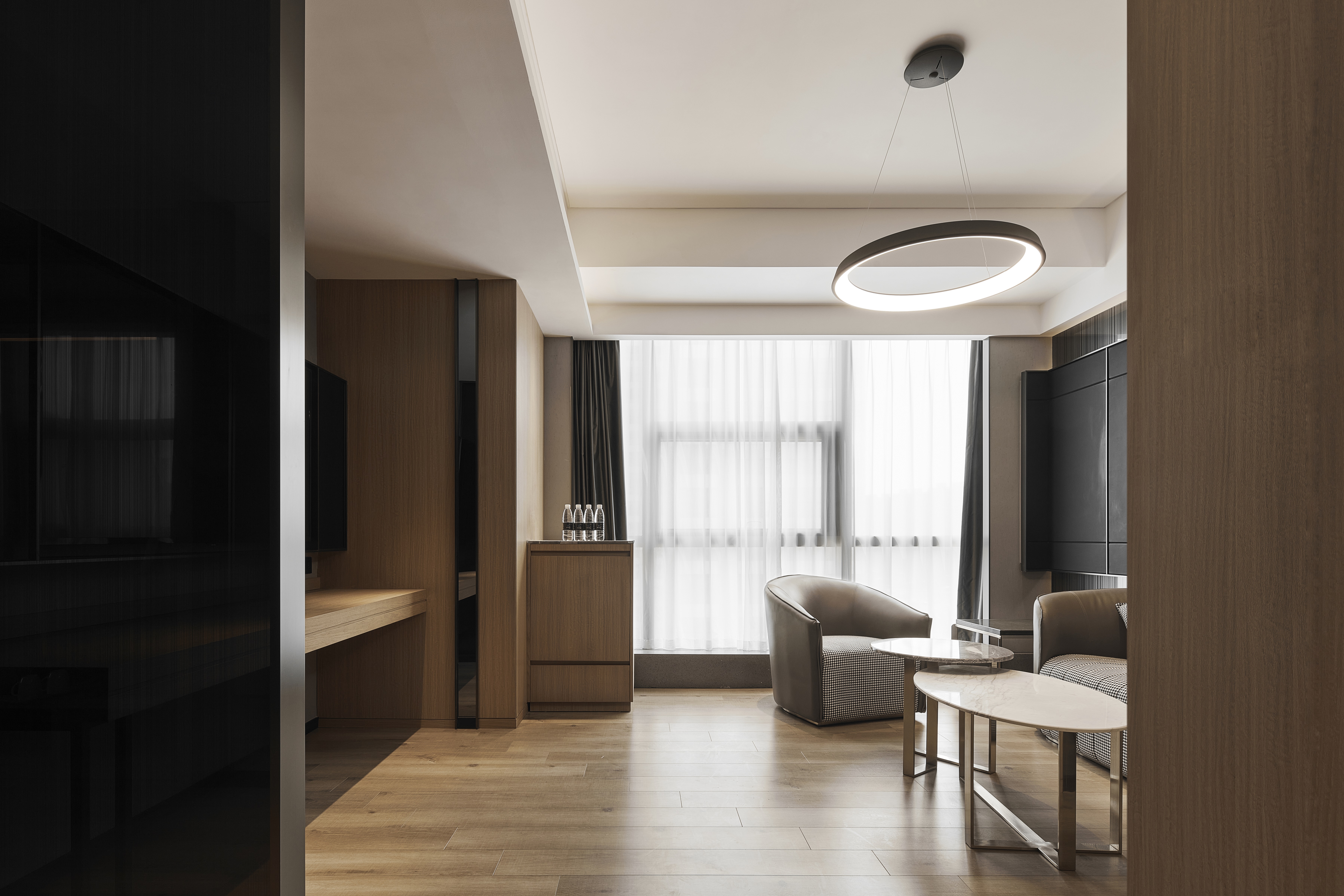 Photogenic Holz Suite (Cozy Private Time, Romantic Bathtub + Extra-Large Space + Separate Wet And Dry Dual Bathrooms)