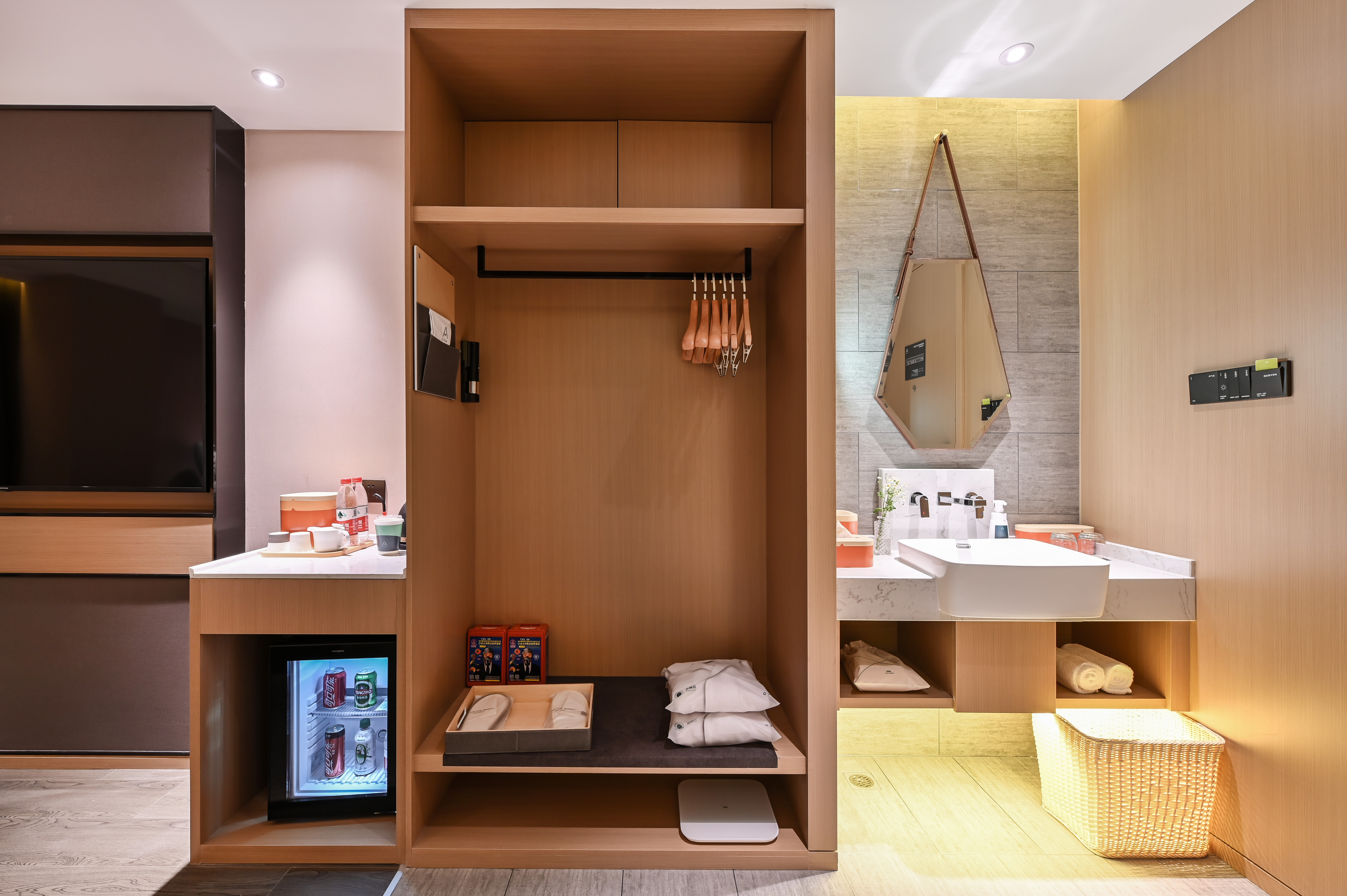 Jimu Double Bed Room (Mini Fridge + Bathrobe + Weighing Scale + Projection)