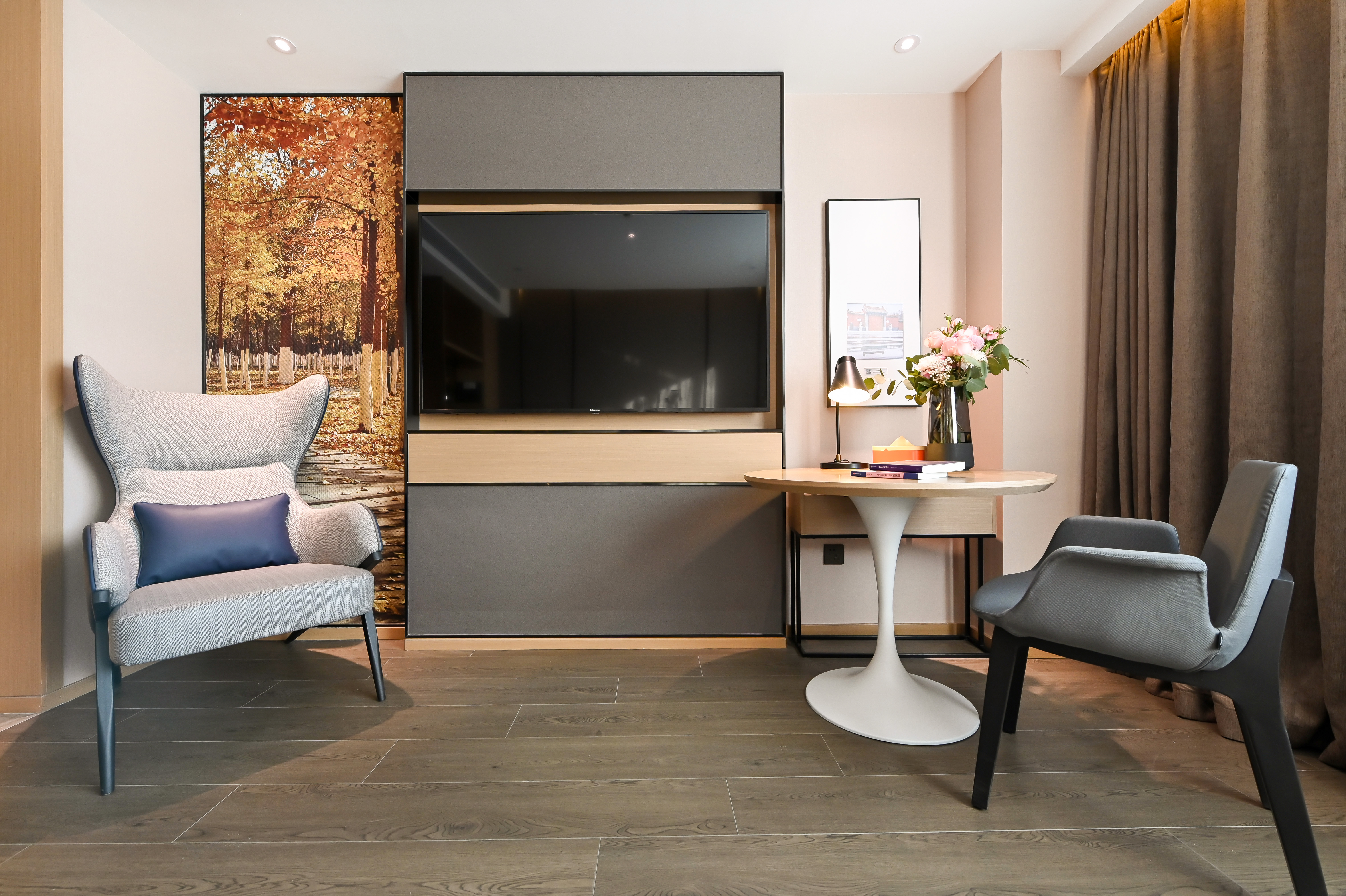 Jimu Double Bed Room (Mini Fridge + Bathrobe + Weighing Scale + Projection)