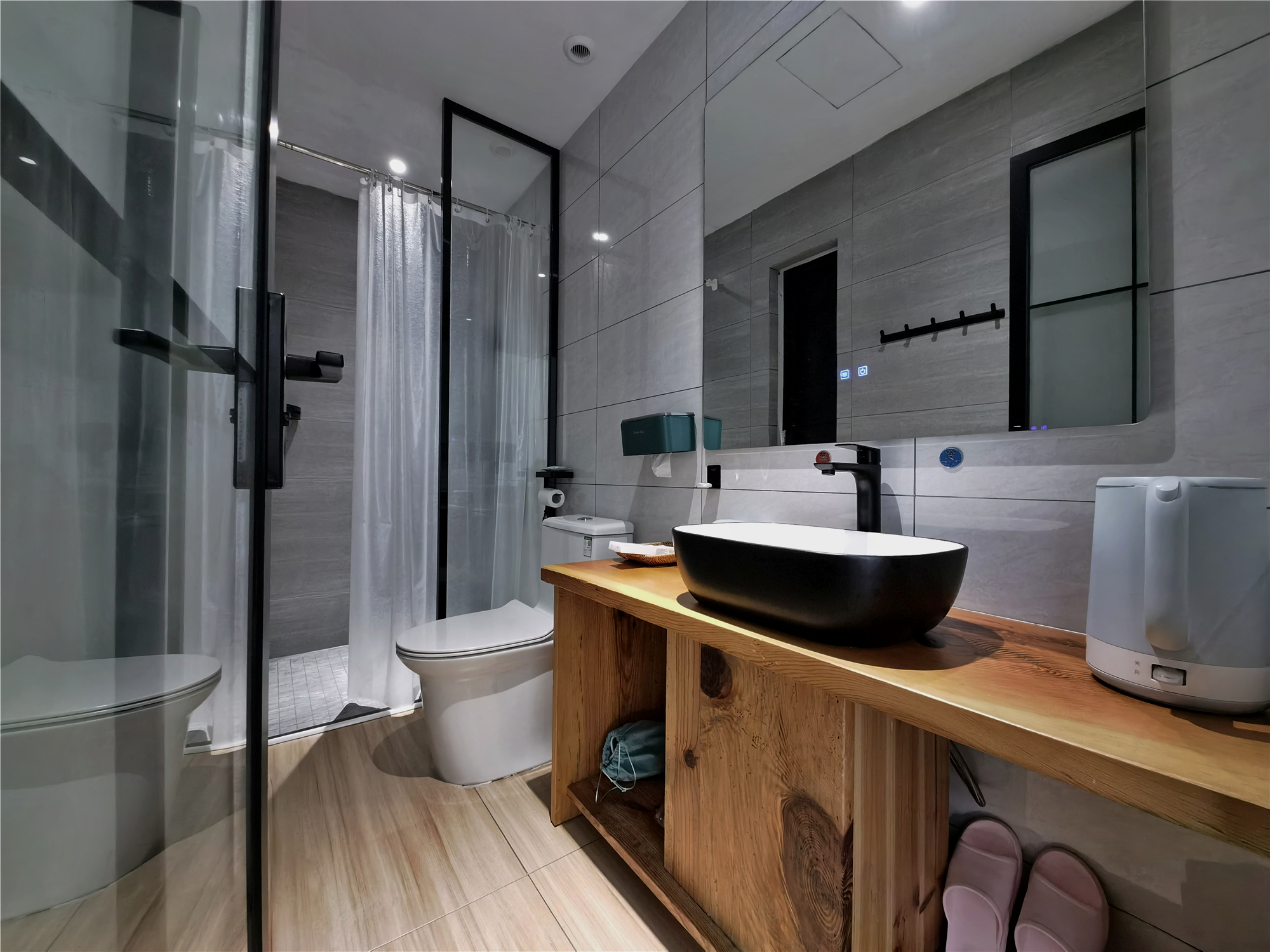 1 Room (King Bed) (Window)