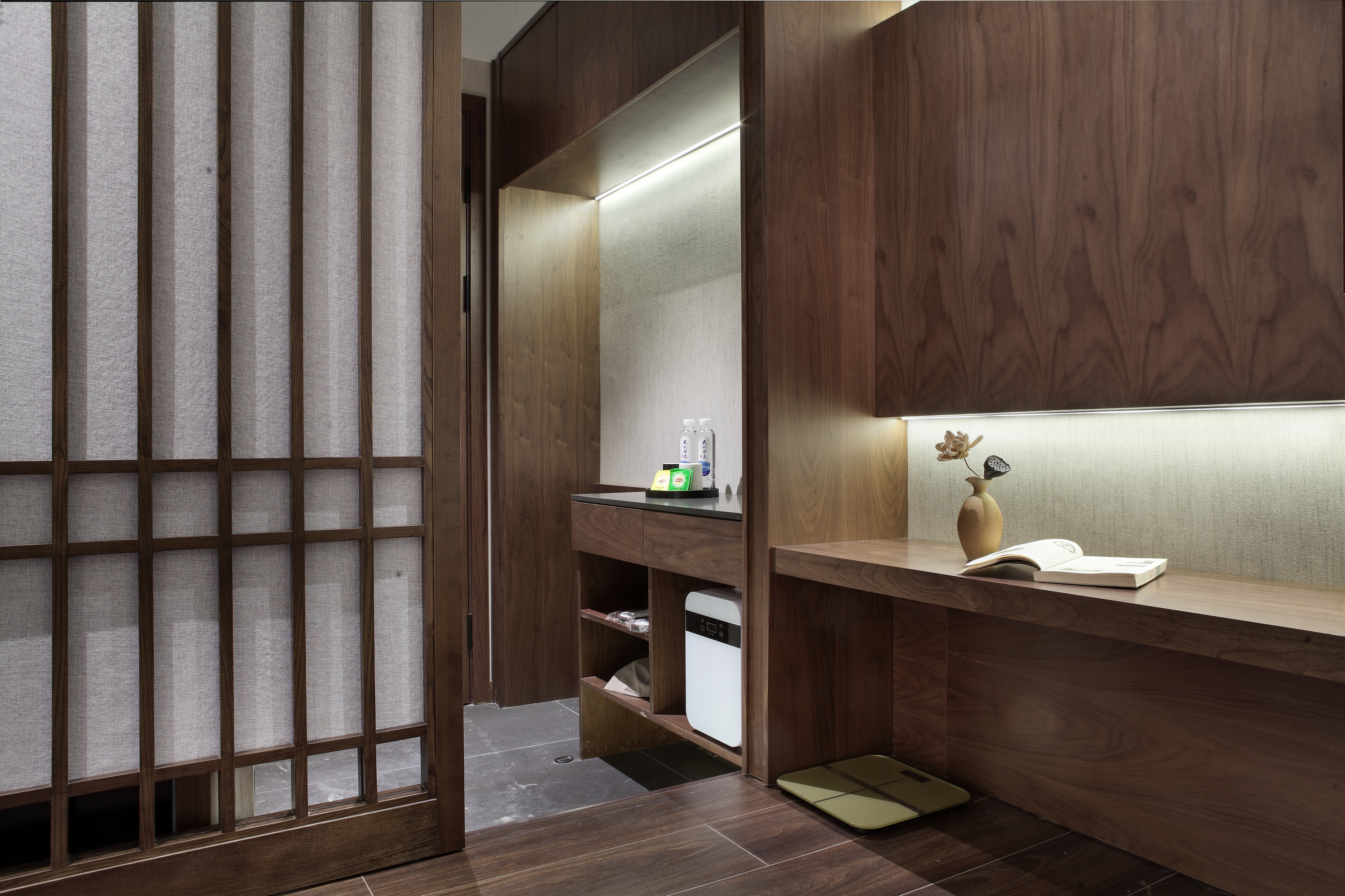 江畔榕荫大床房+超大落地玻璃窗+禅意茶台