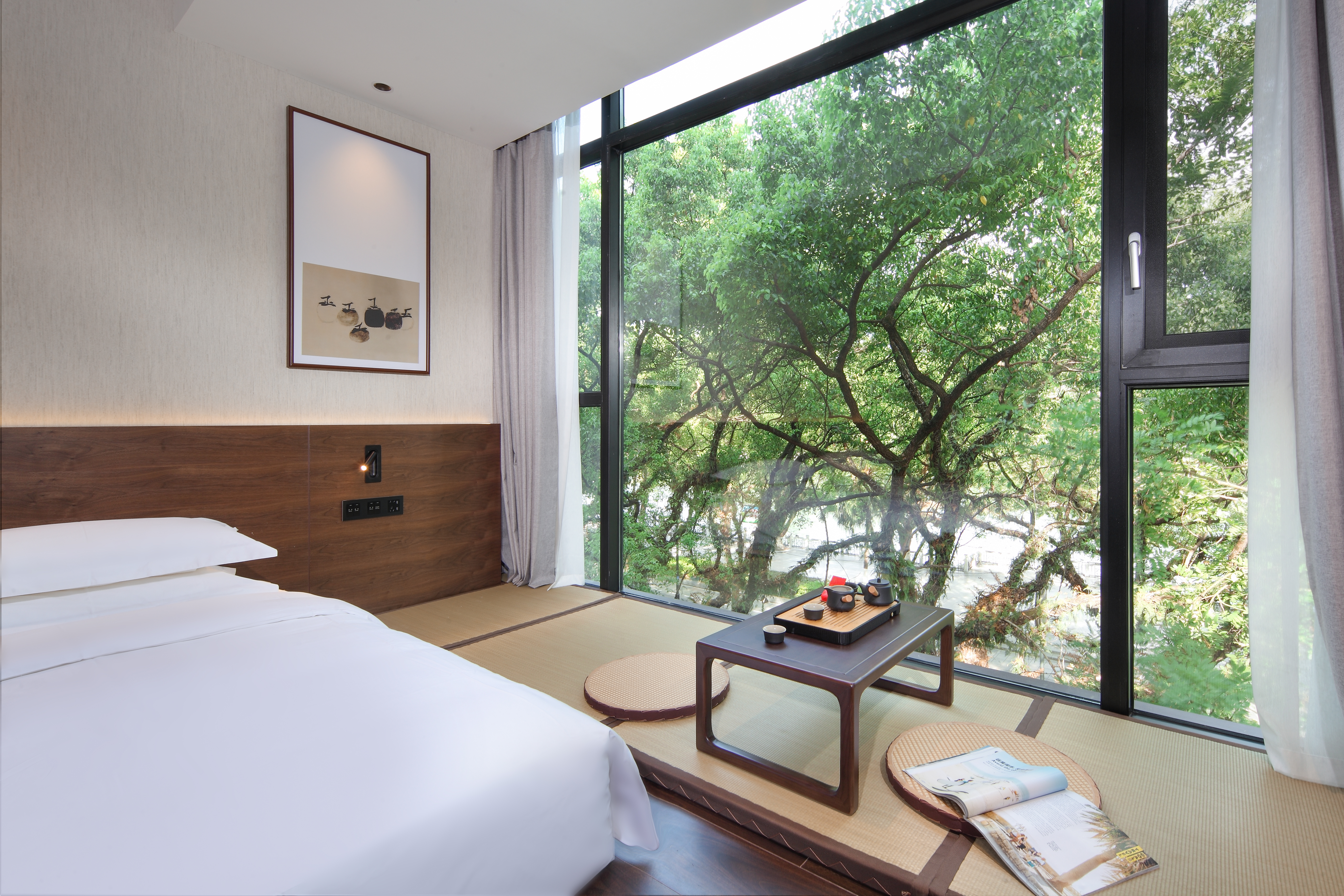 江畔榕荫大床房+超大落地玻璃窗+禅意茶台