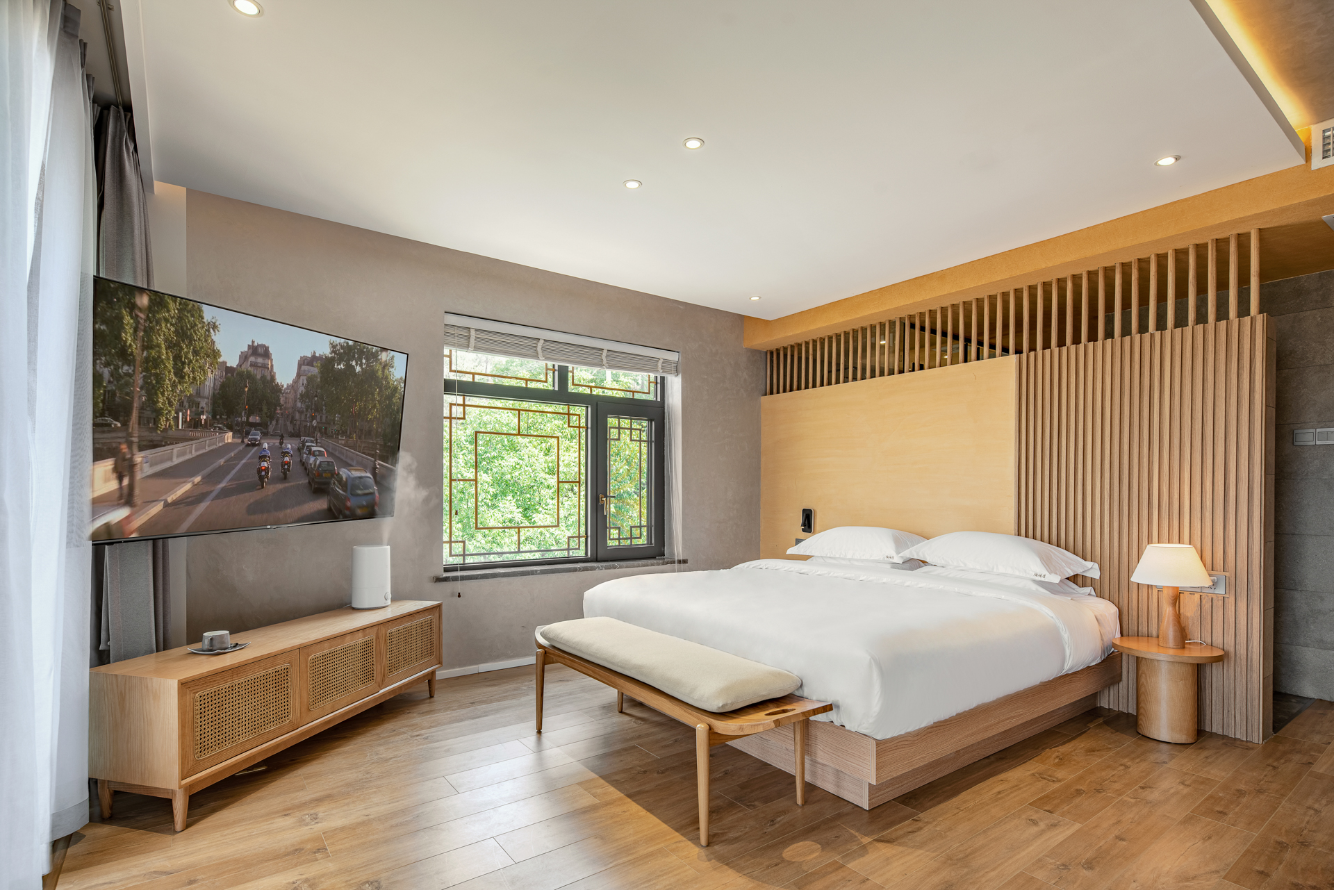 Luxury Quality Deluxe Double Bed Room (Balcony, Tub)