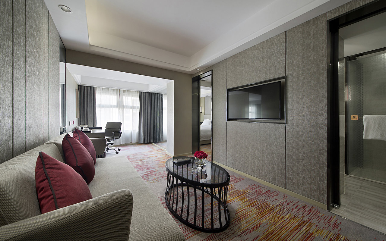 Superior Suite (Parlor + Tub)