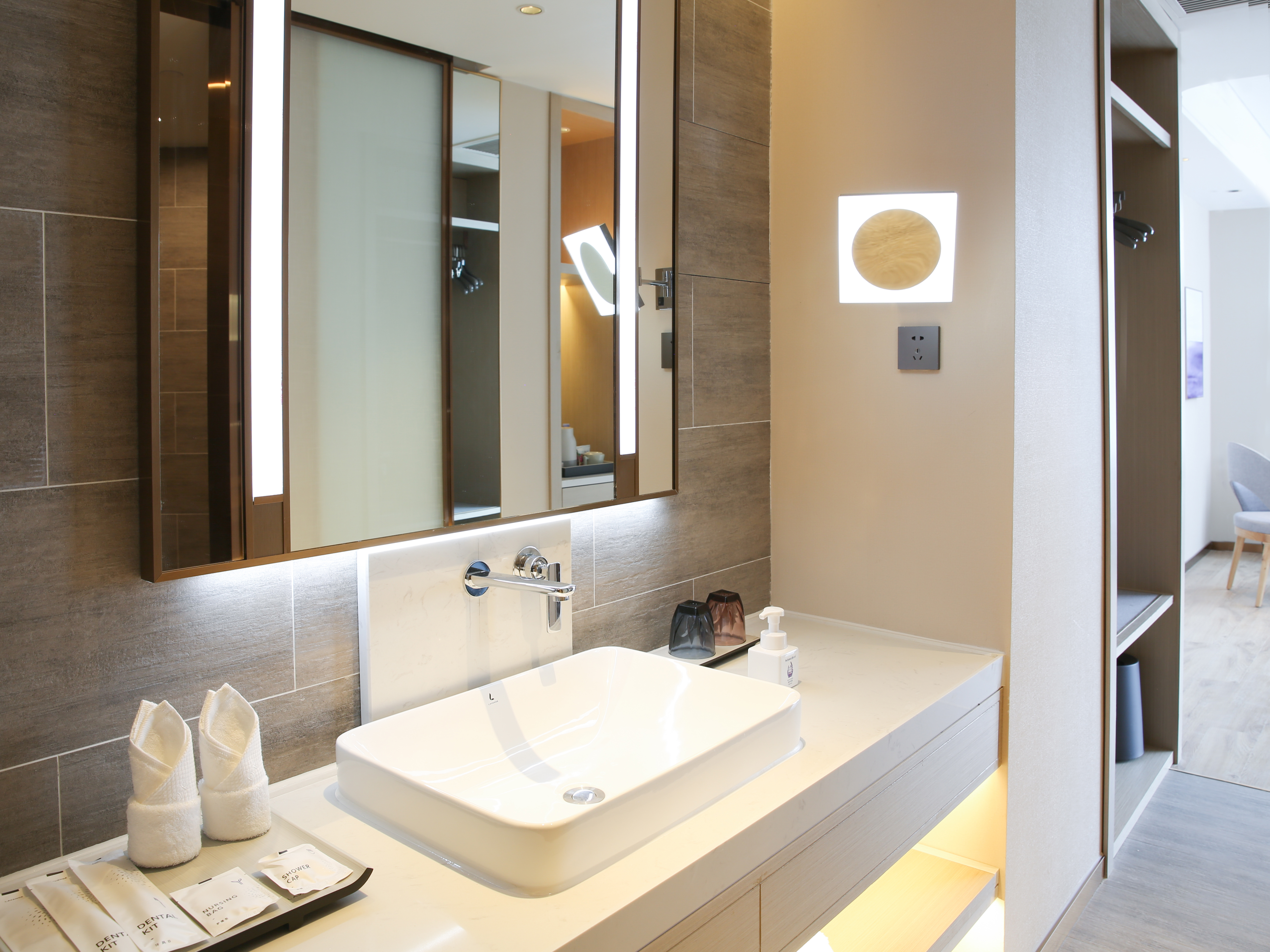 豪华家庭房（慕斯睡眠床垫+梦洁床品+全屋智控+电视投屏）