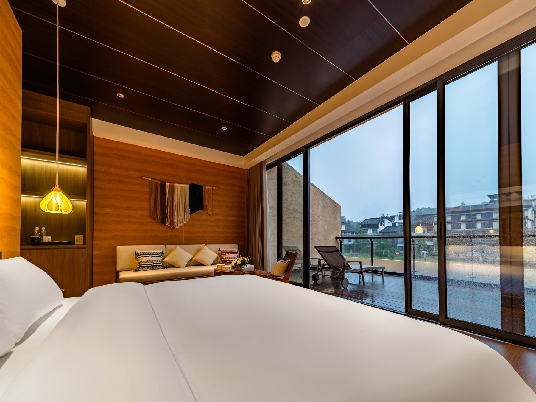 Zhenyao Ju Mountain-View Terrace Theme Family Room