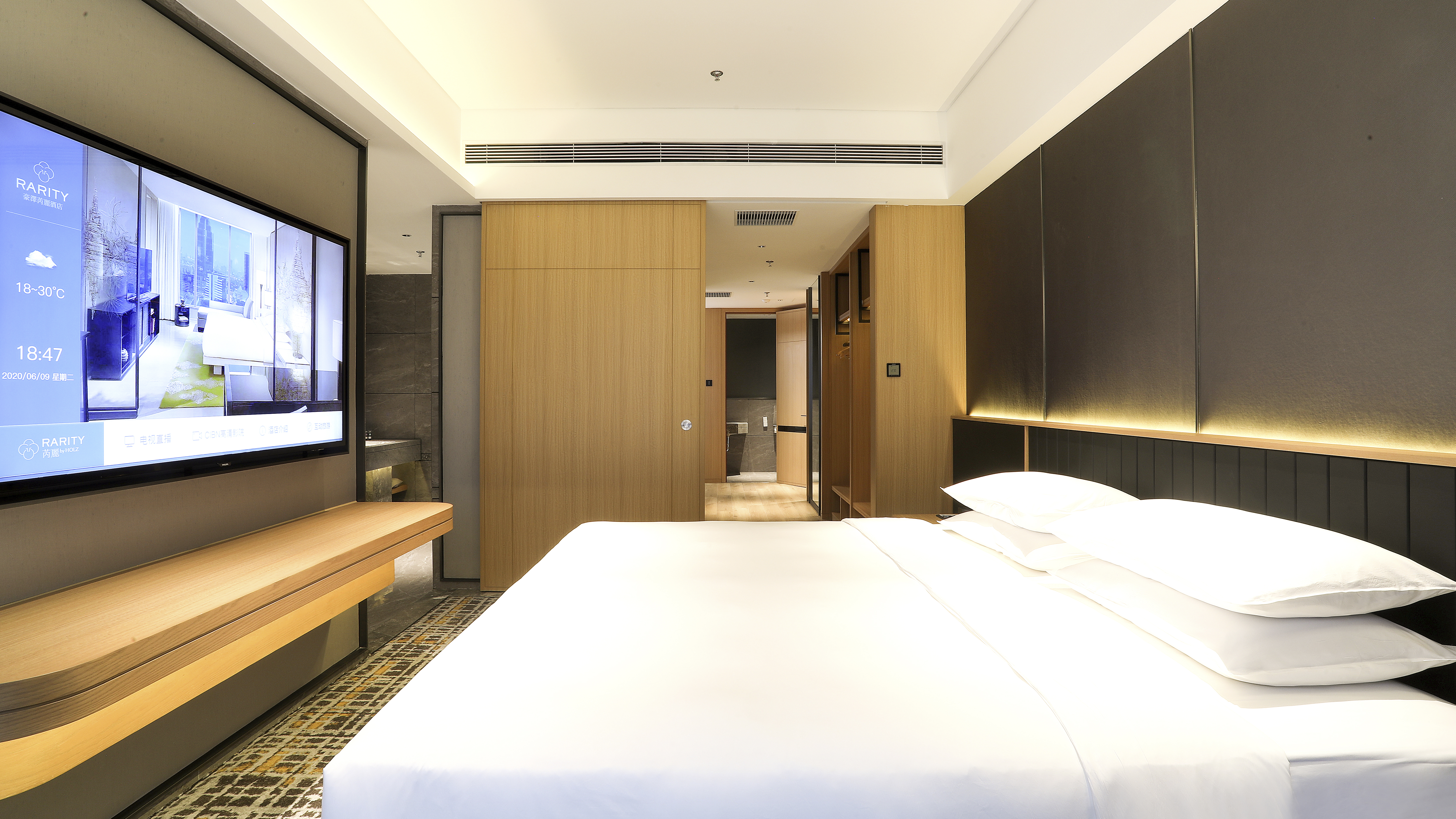 Photogenic Holz Suite (Cozy Private Time, Romantic Bathtub + Extra-Large Space + Separate Wet And Dry Dual Bathrooms)