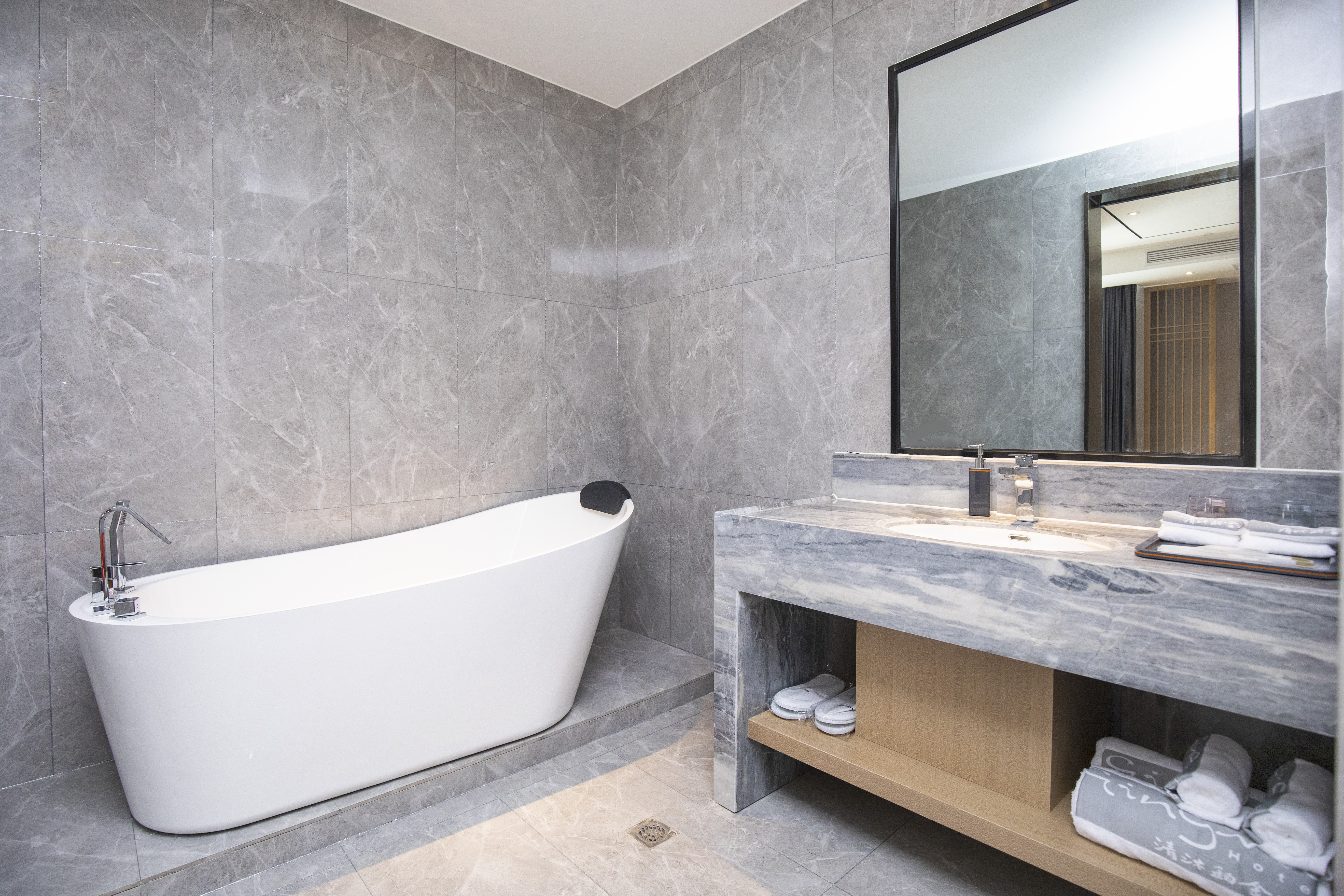 Business Room (With bathtub)