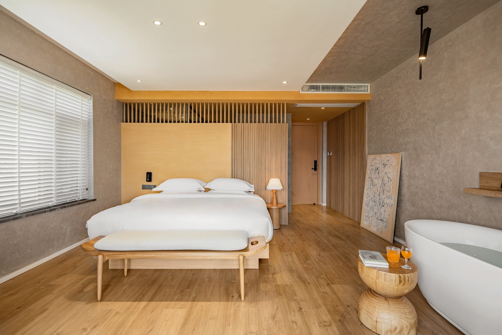 Luxury Quality Deluxe Double Bed Room (Balcony, Tub)