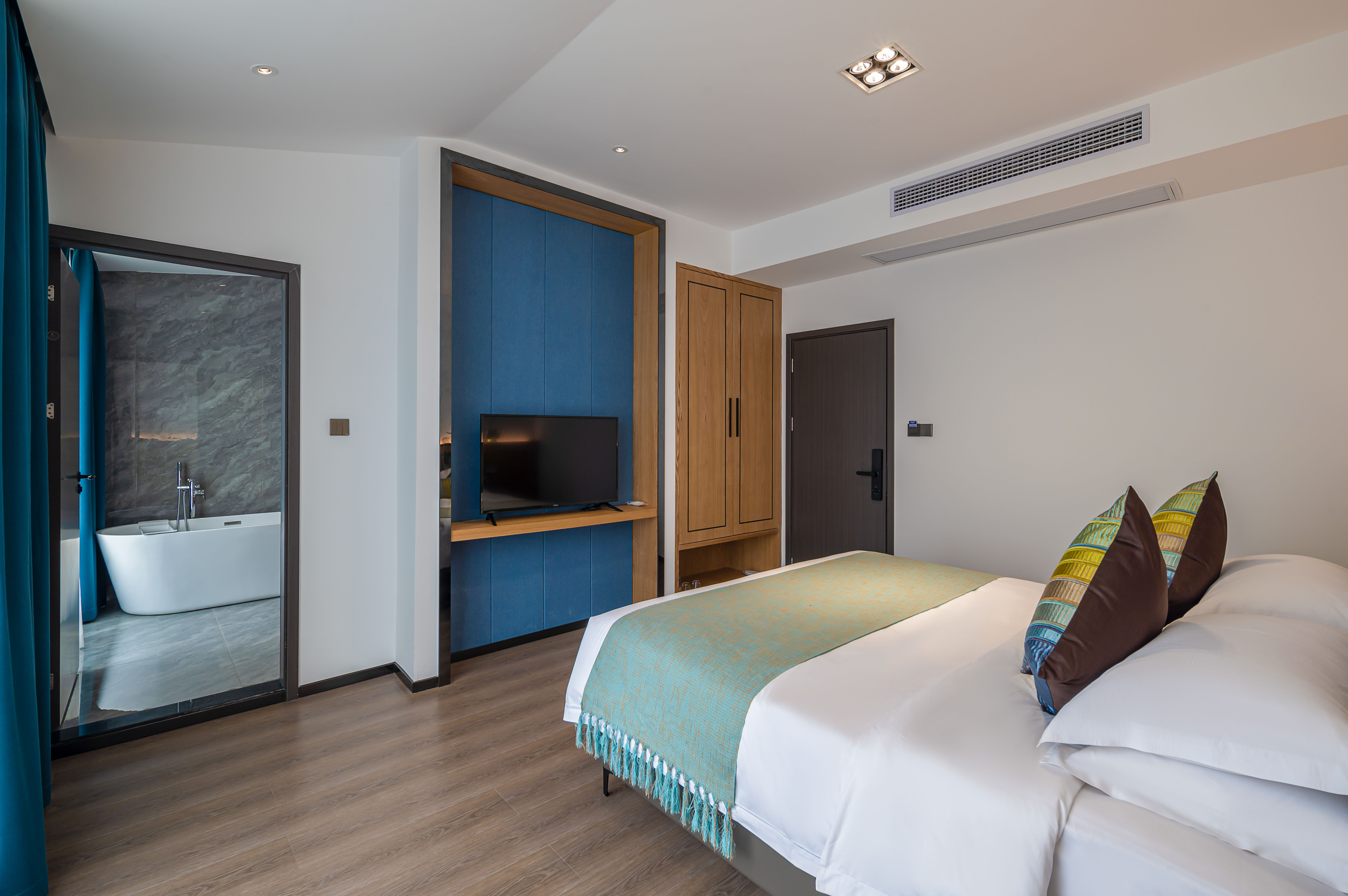 Picturesque Scenery 180 ° Scenic View Double Bed Room