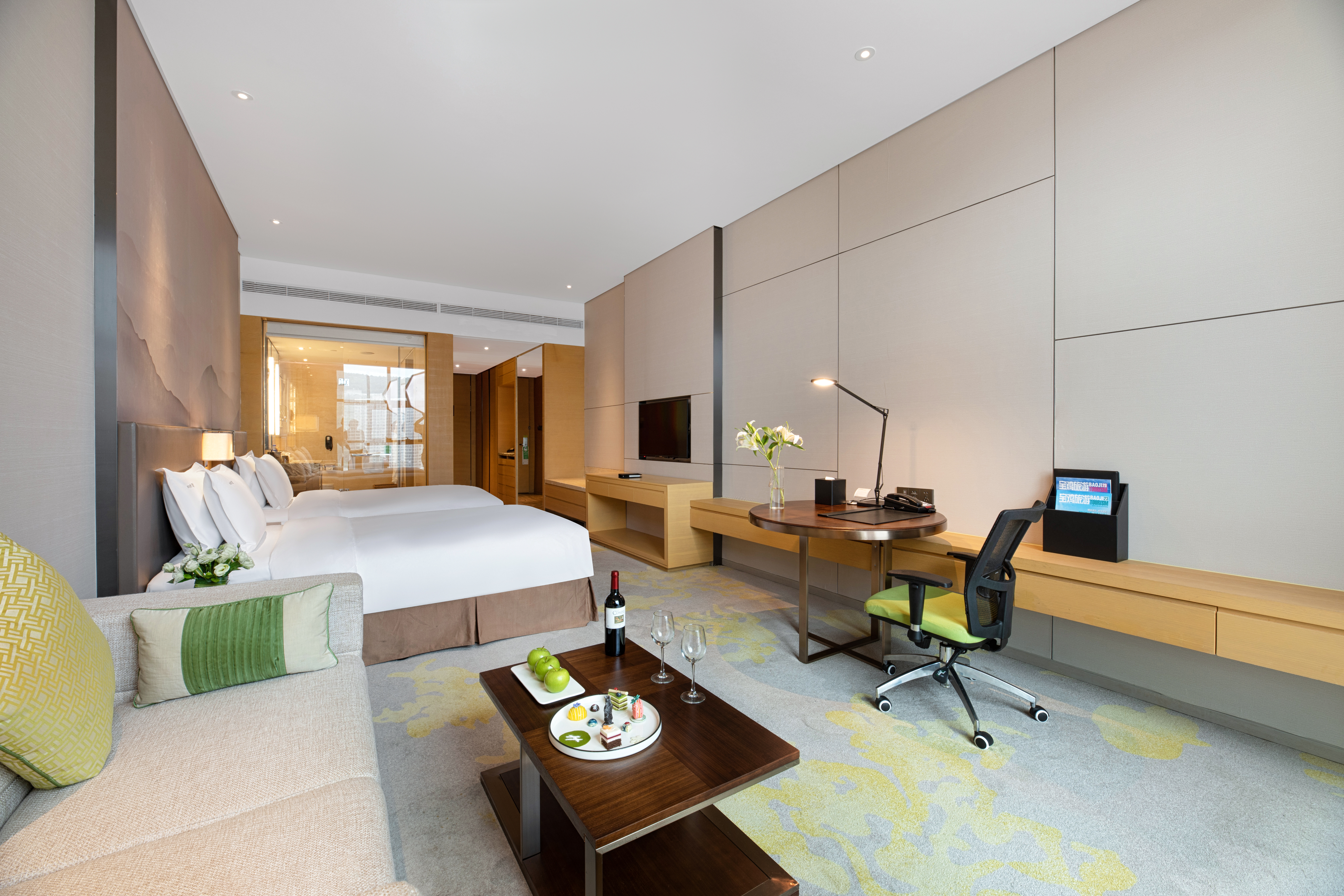 假日高楼层高级双床房