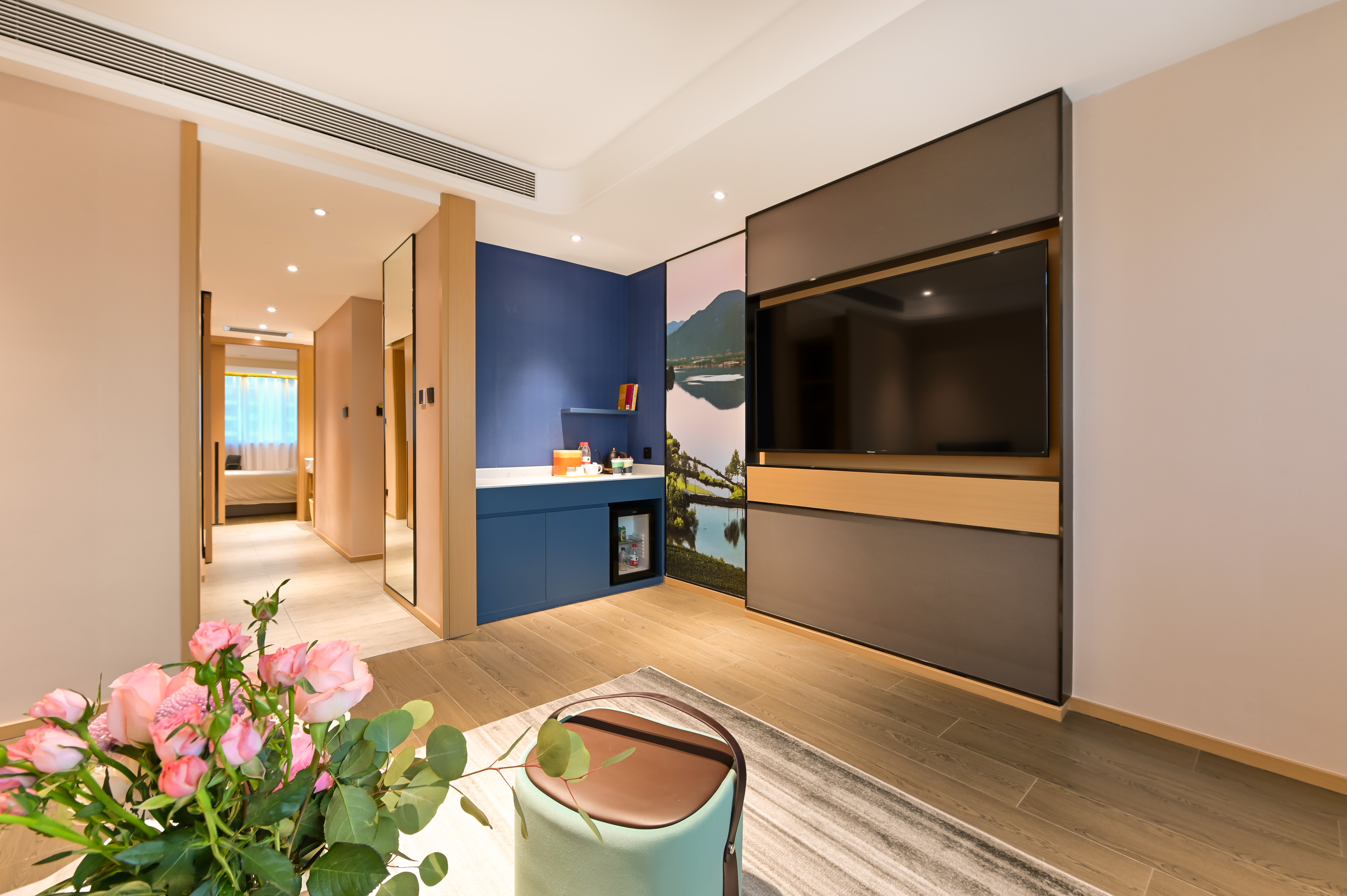 Superior Suite (Small Living Room + Mini Fridge + Tv Projection)