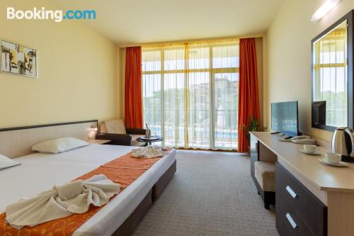 三人间 - 带阳台和免费停车位