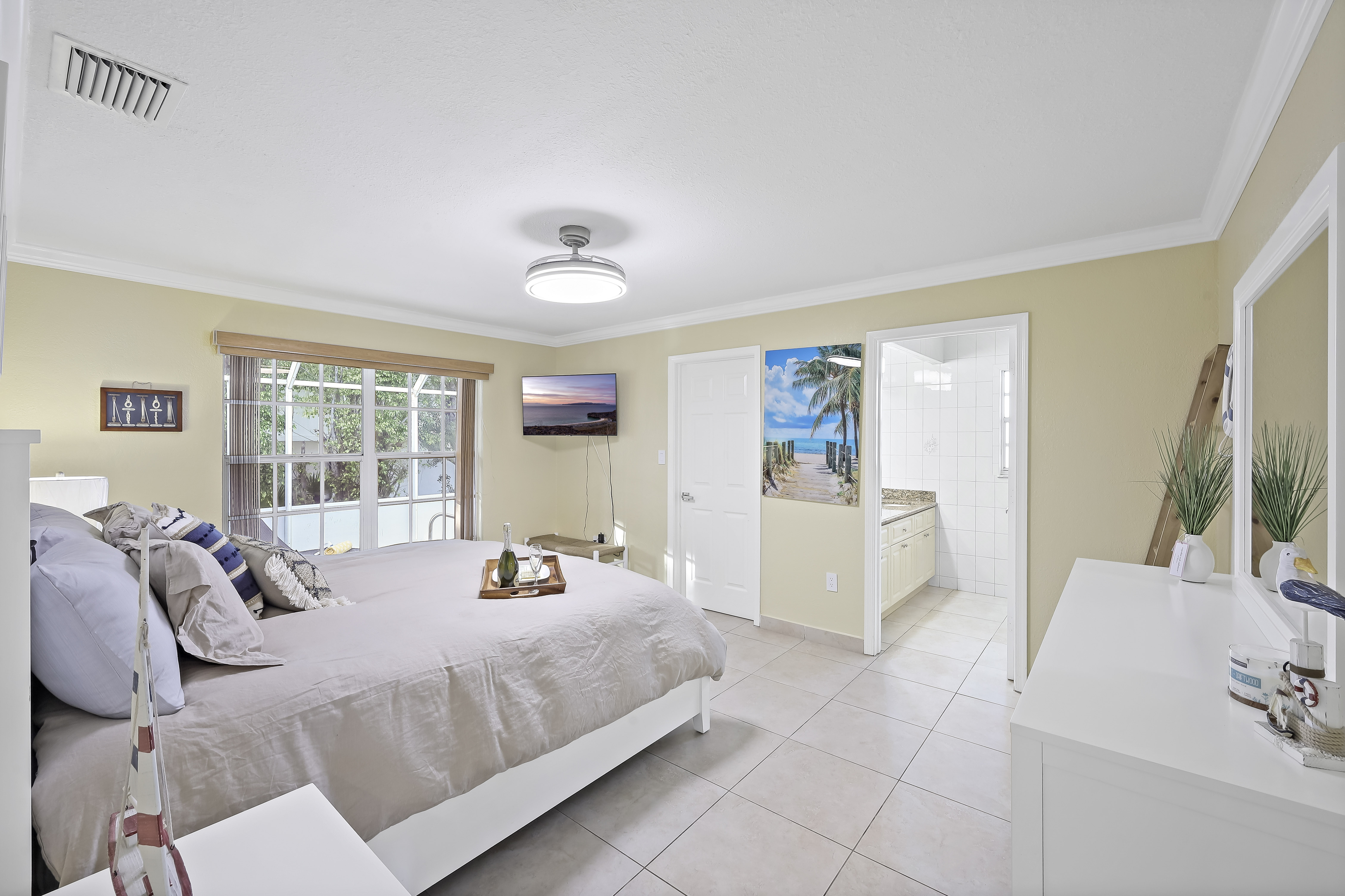 大型泳池和风景运河-迷人海滨避风港