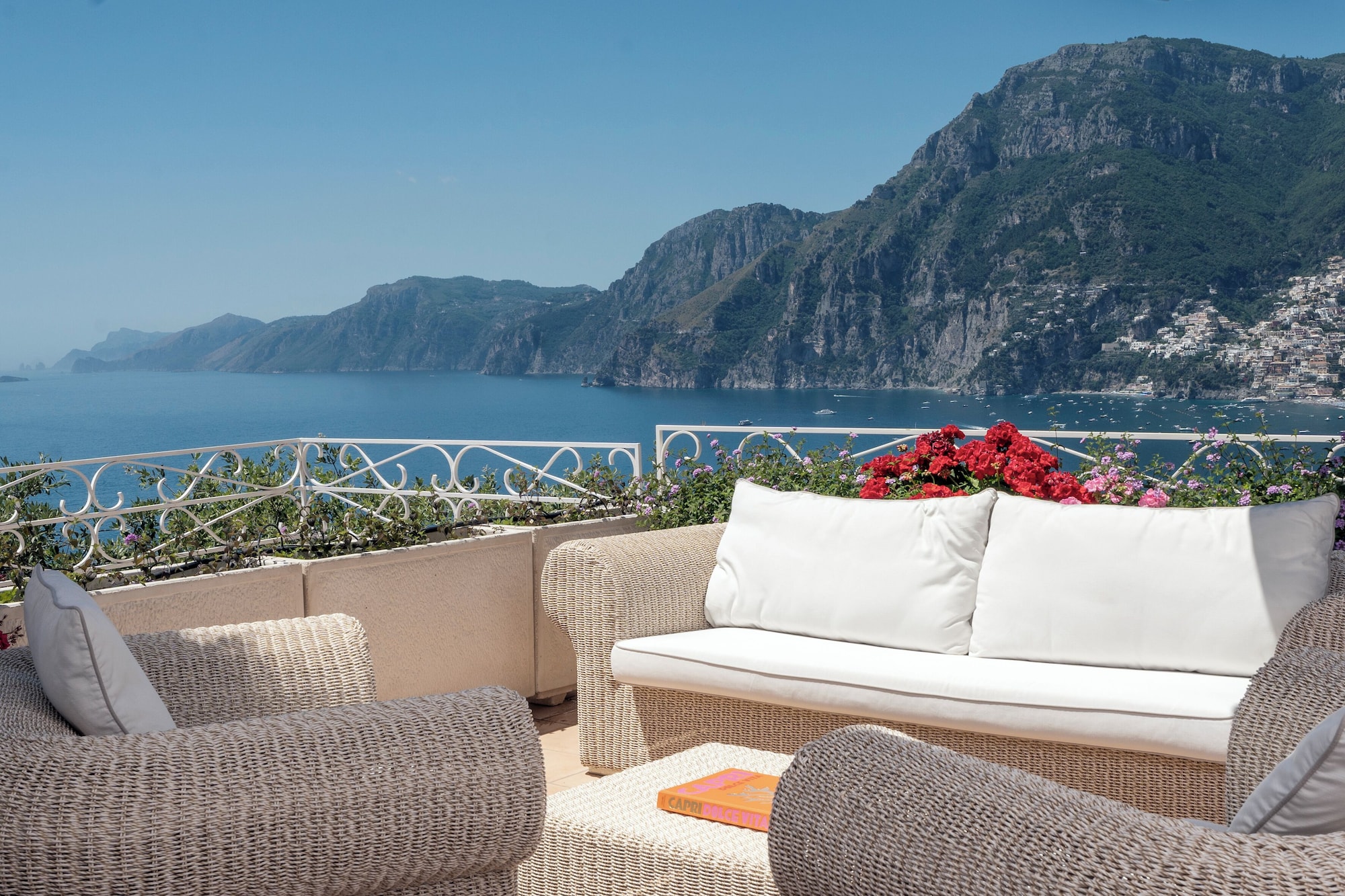 全景套房，一张特大床加梳化床，带热水浴缸，海景