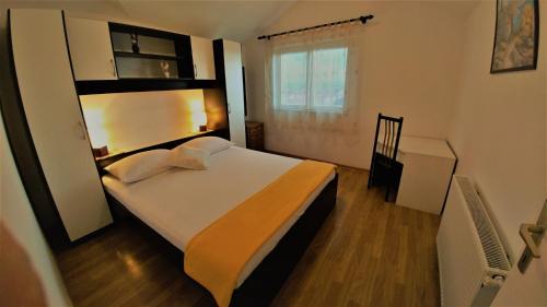 带阳台和海景的两卧室公寓