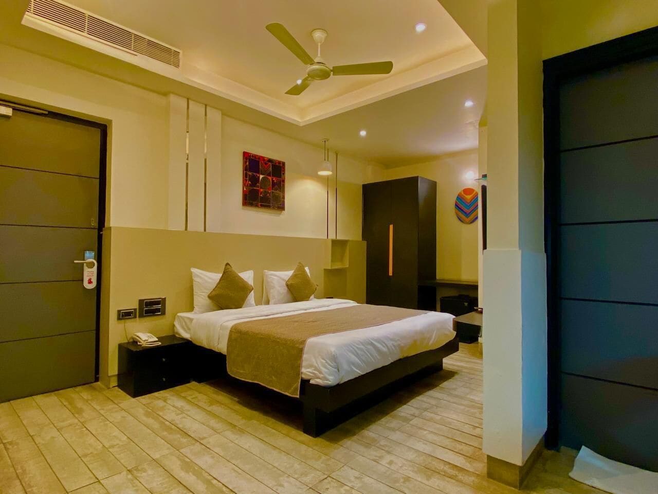 精品双人房（1 张双人床或 2 张单人床）， 热水浴缸， 城市景观