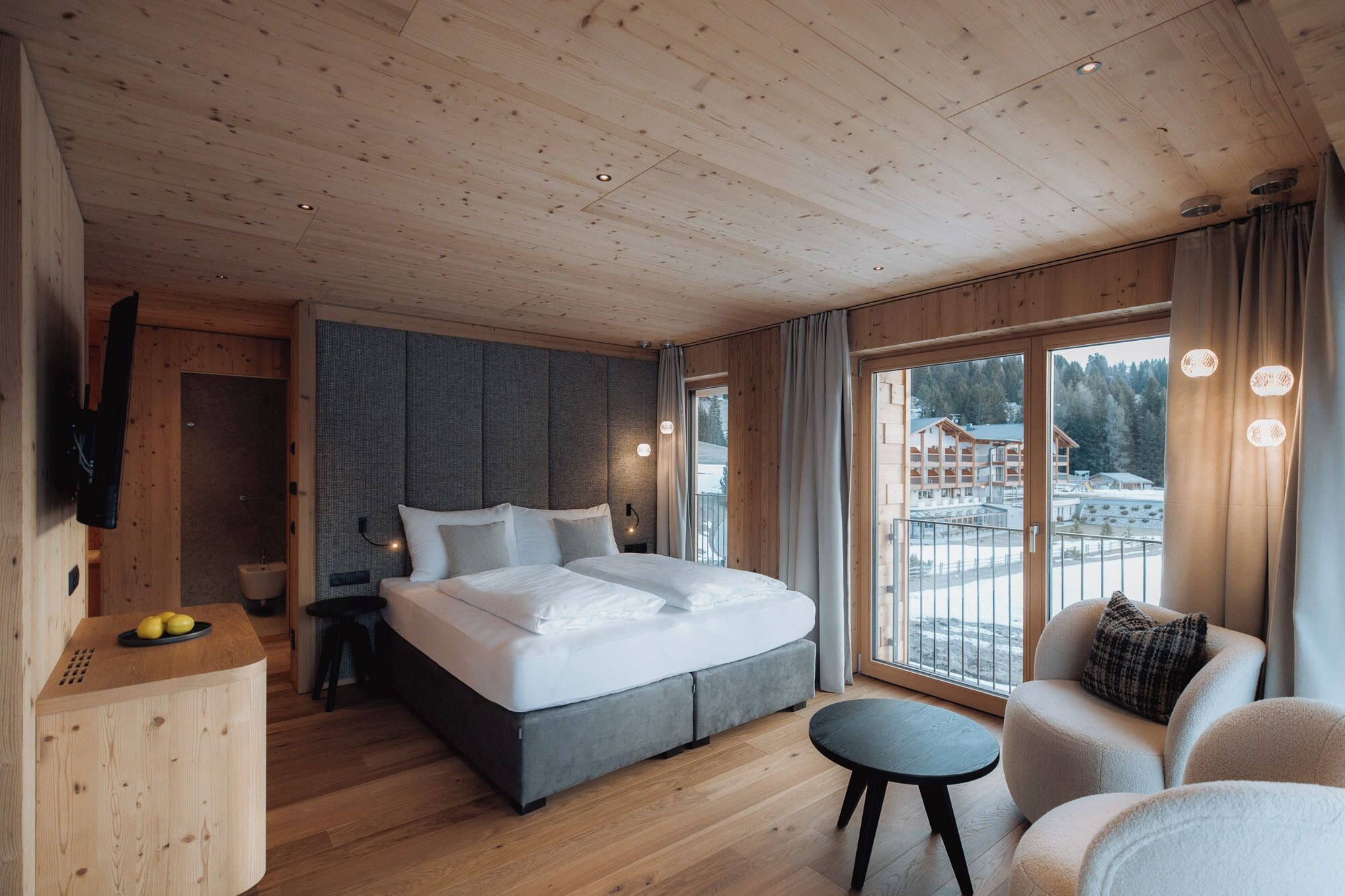 带阳台的小型套房