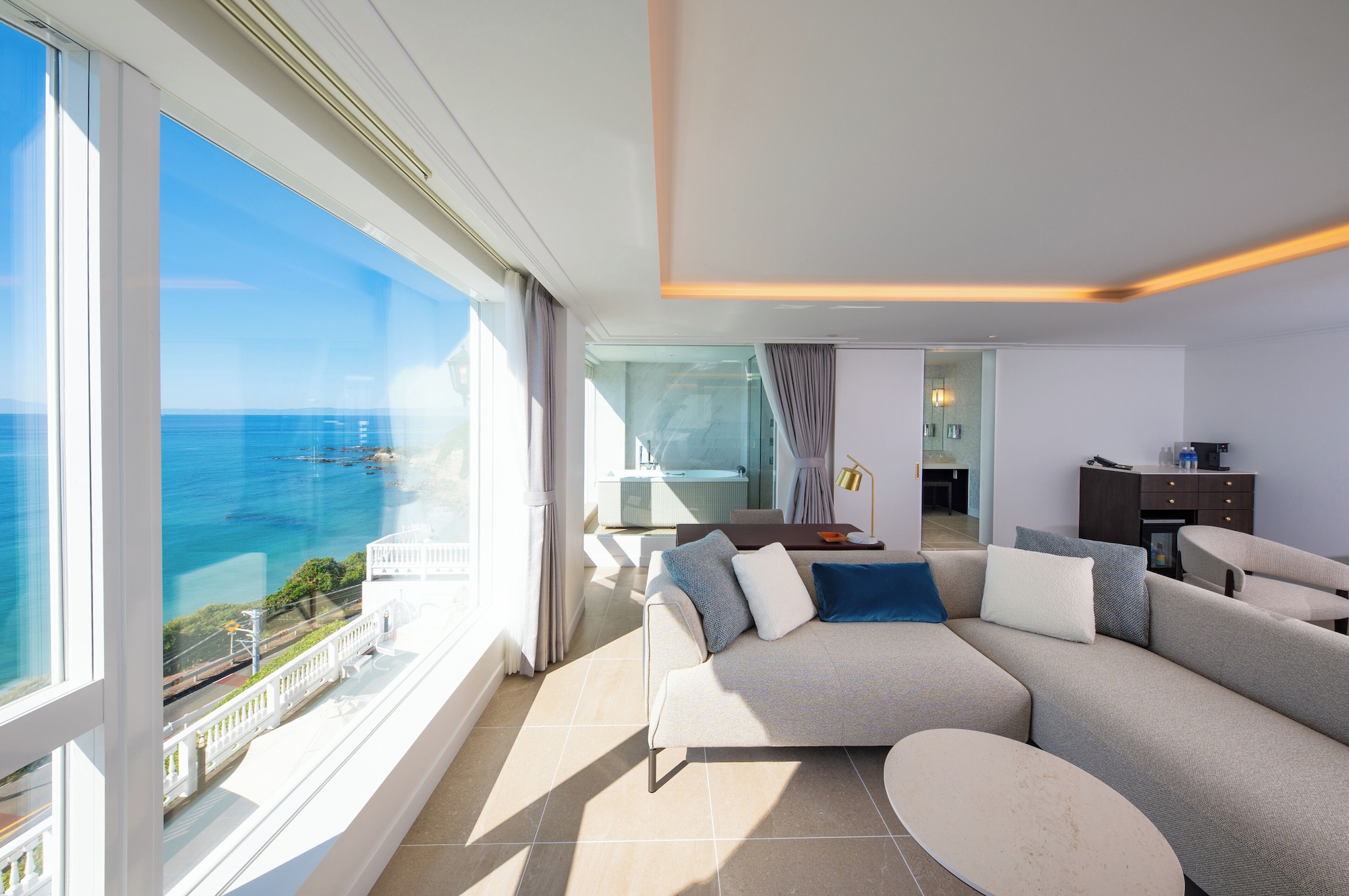 豪华套房，禁烟（含早餐+法式晚餐【晚餐时间：下午5:00~5:30】）