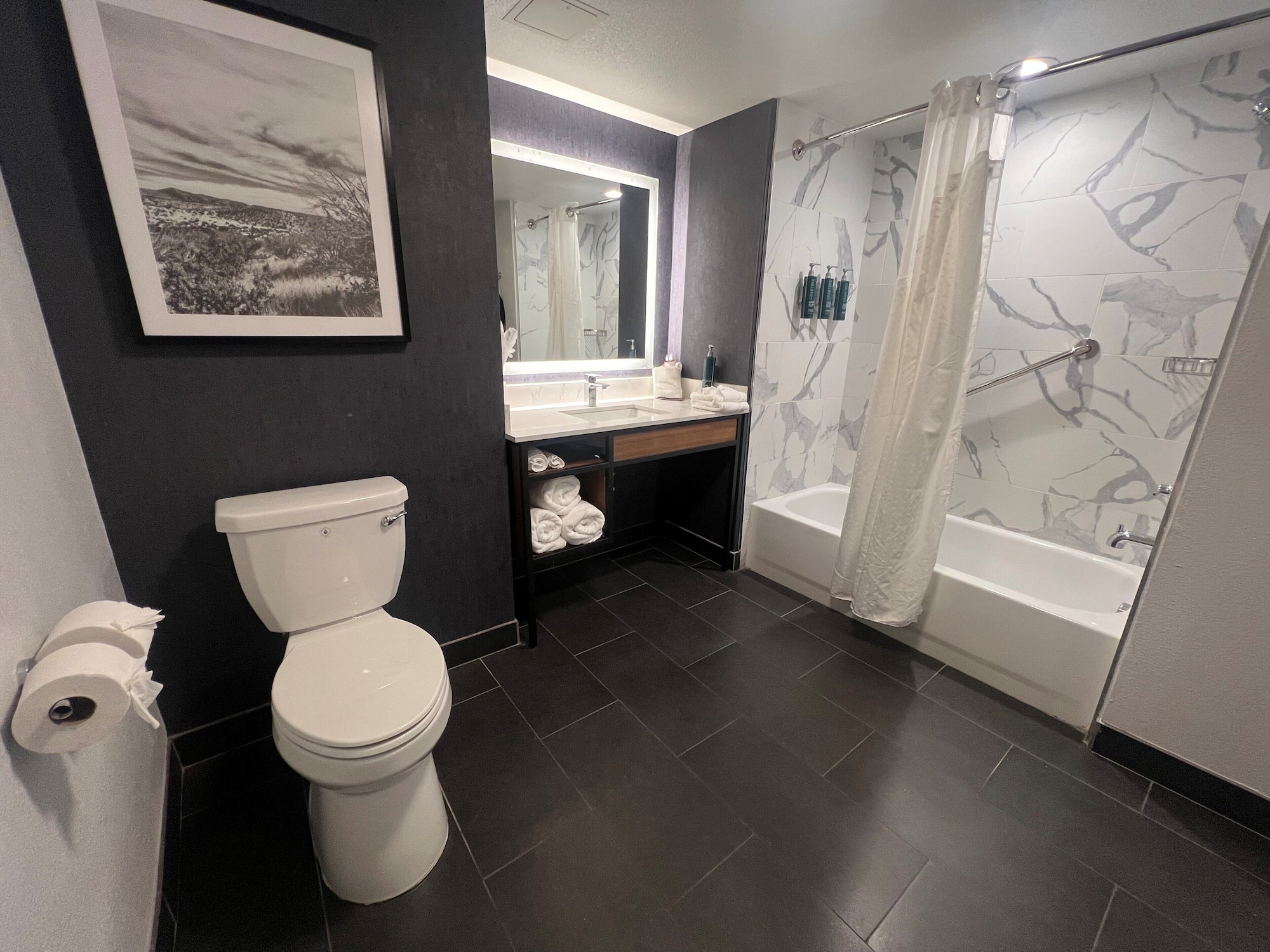 超大型房间，配有两张大床和一张双层床