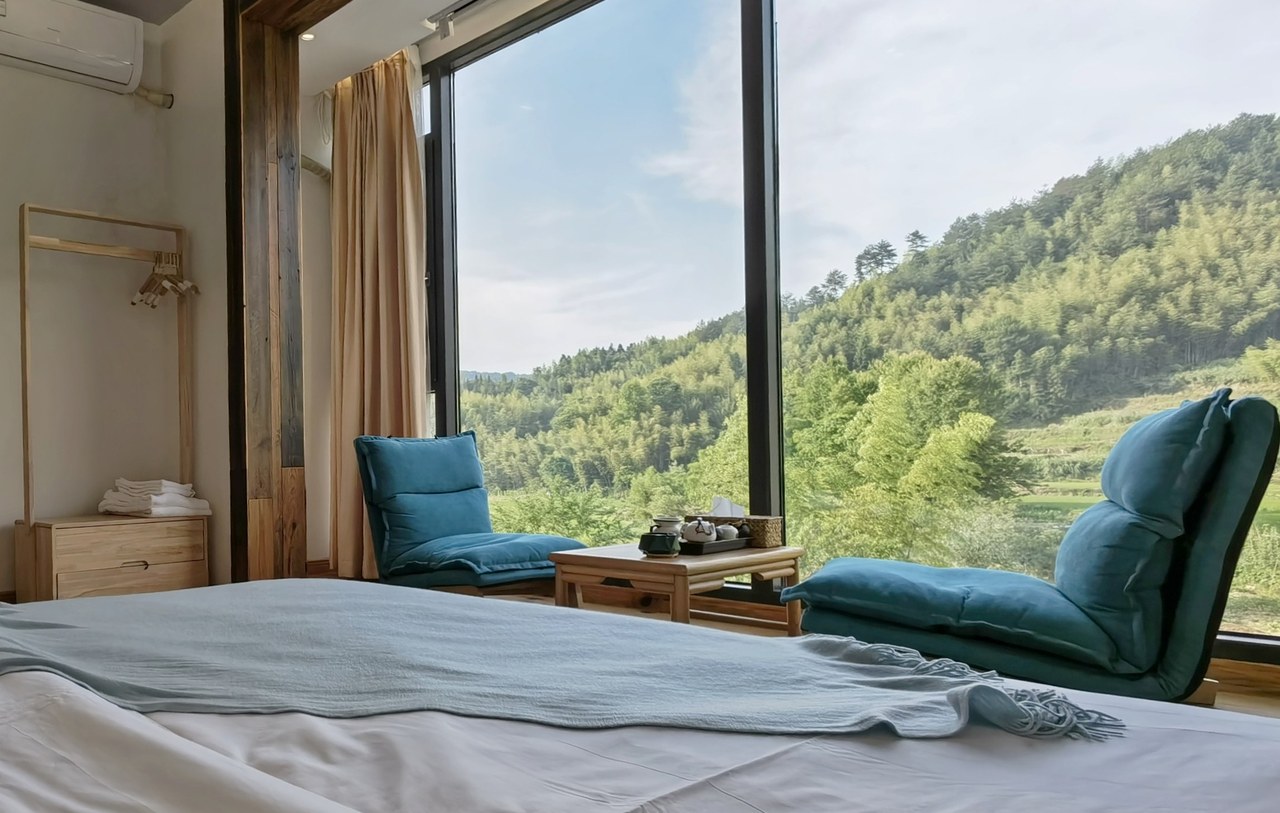 1 Room (King Bed) (Window)