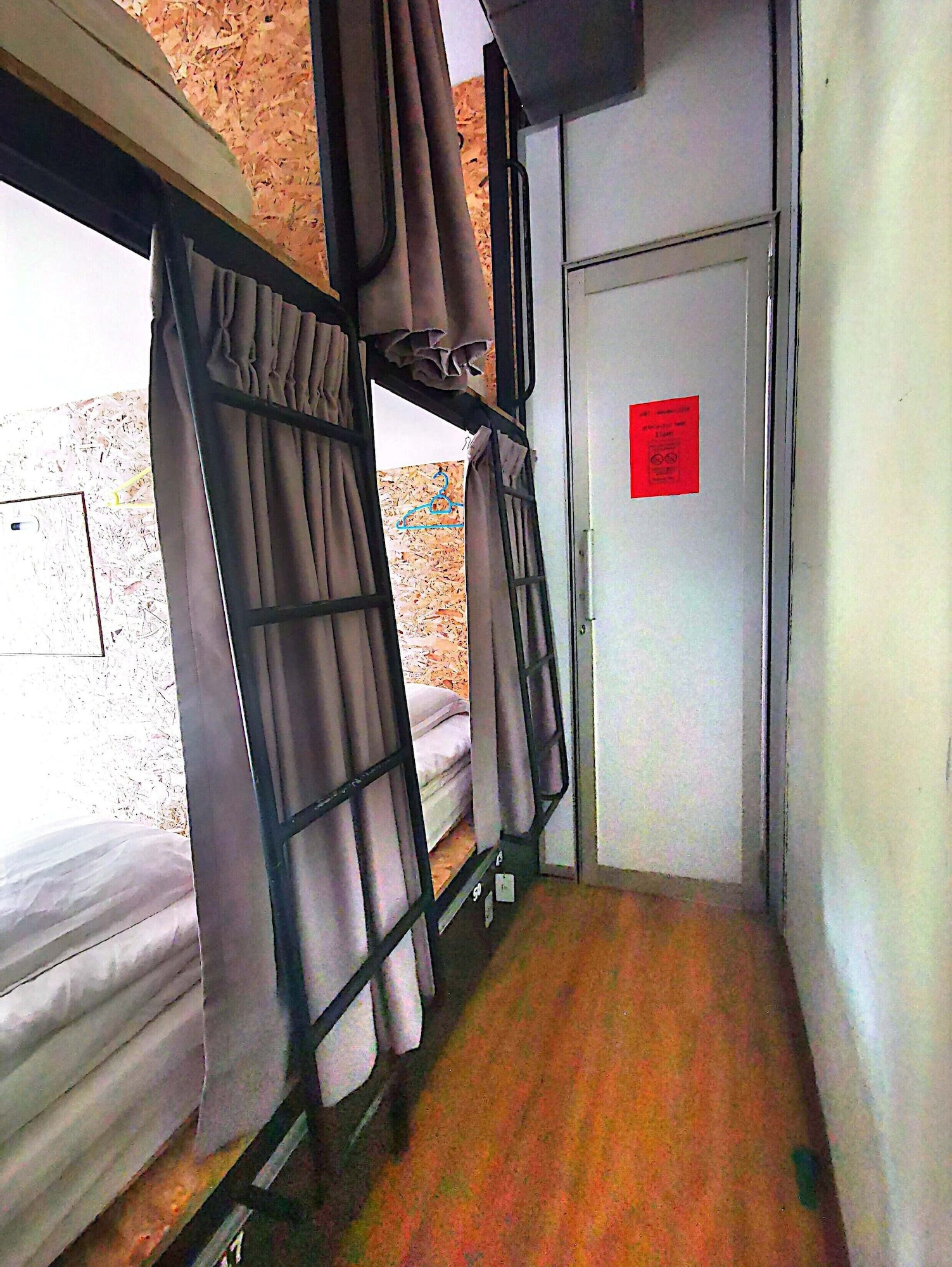 带窗户的单人床