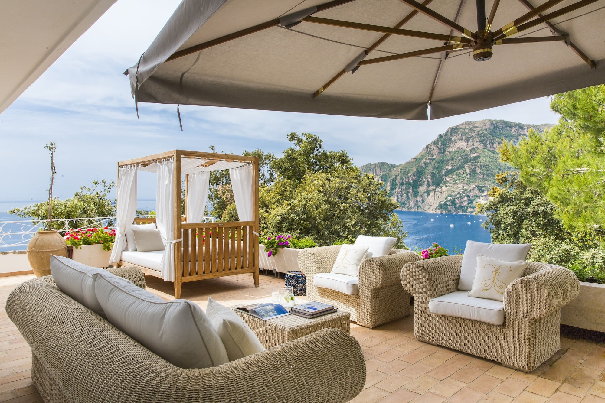 奢华套房， 1 张特大床和 1 张梳化床， 露台