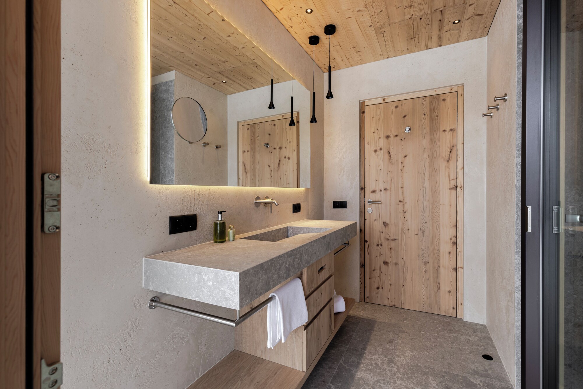 带阳台的小型套房