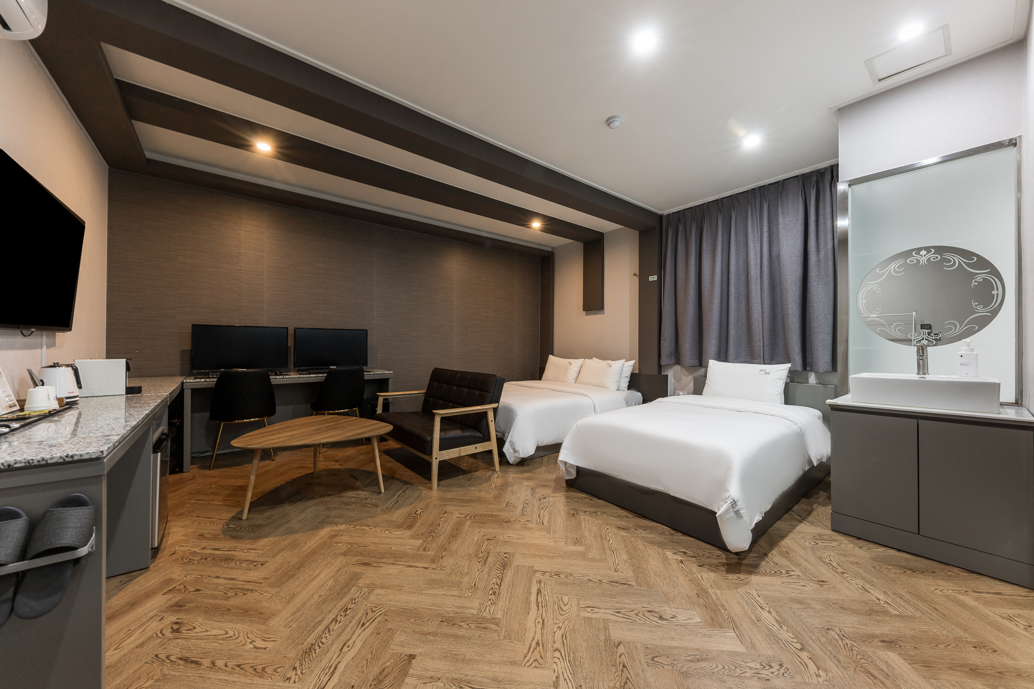 Vip雙床房（情侶電腦，星巴克膠囊咖啡，Netflix免費觀看）