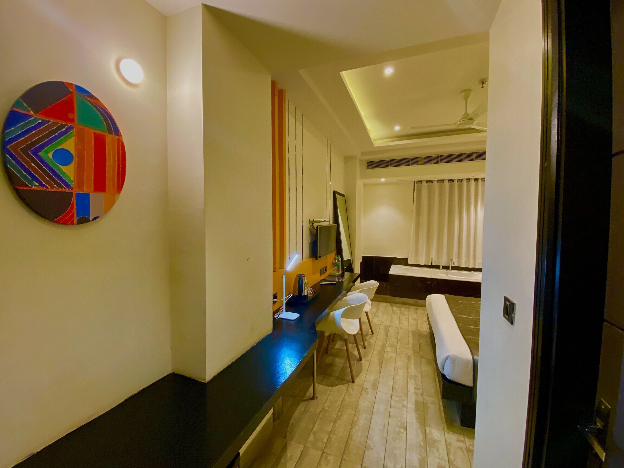 精品双人房（1 张双人床或 2 张单人床）， 热水浴缸， 城市景观