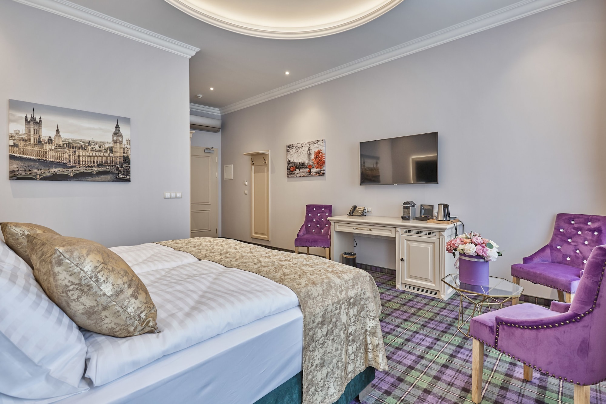 奢华双人房， 1 张特大床， 河景