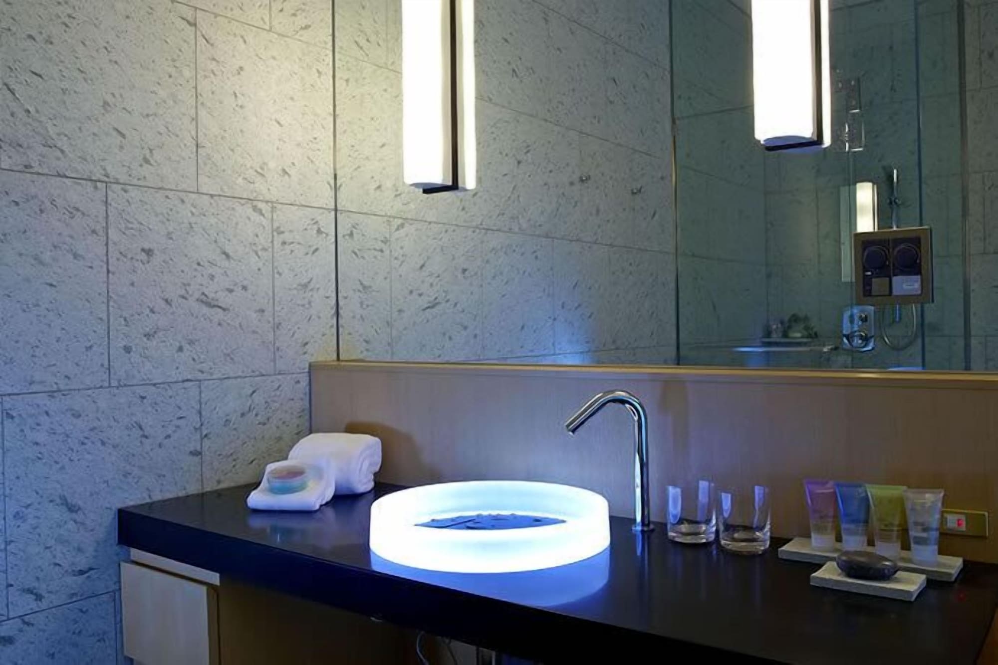 豪华尊贵特大床房