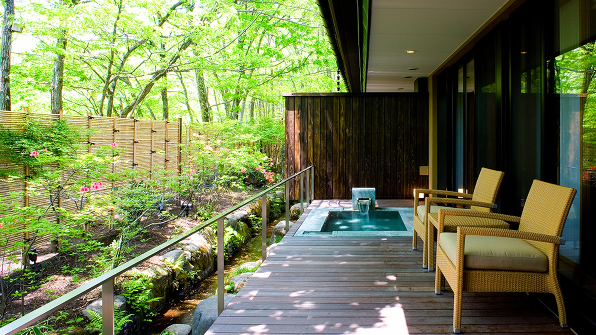 豪华双人和洋式房（园景，无烟，花园水疗套房特大床）