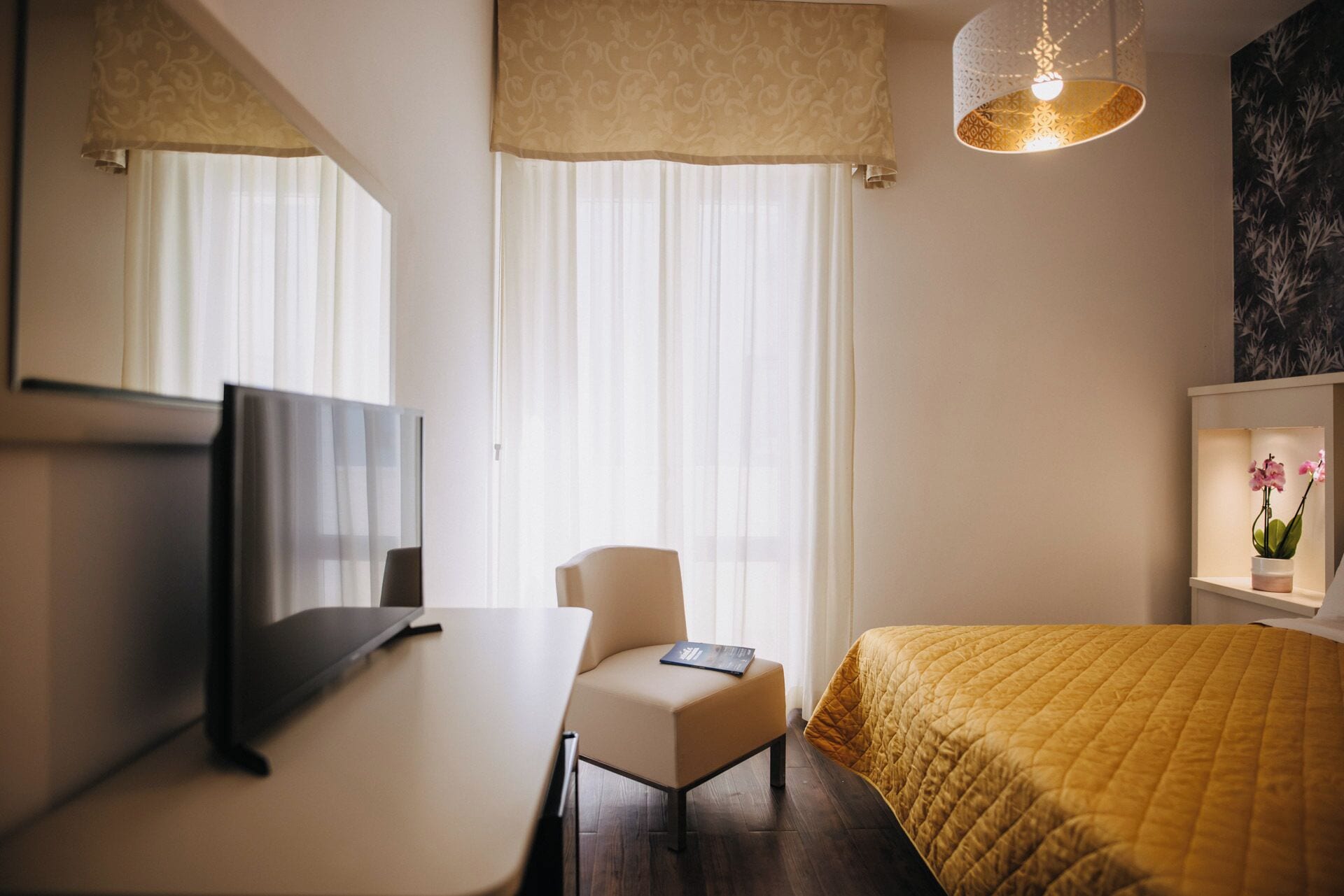 经典双人房，1张大床，禁烟，附楼