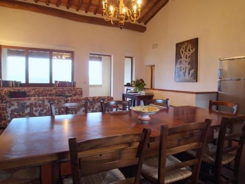 带露台的四卧室公寓