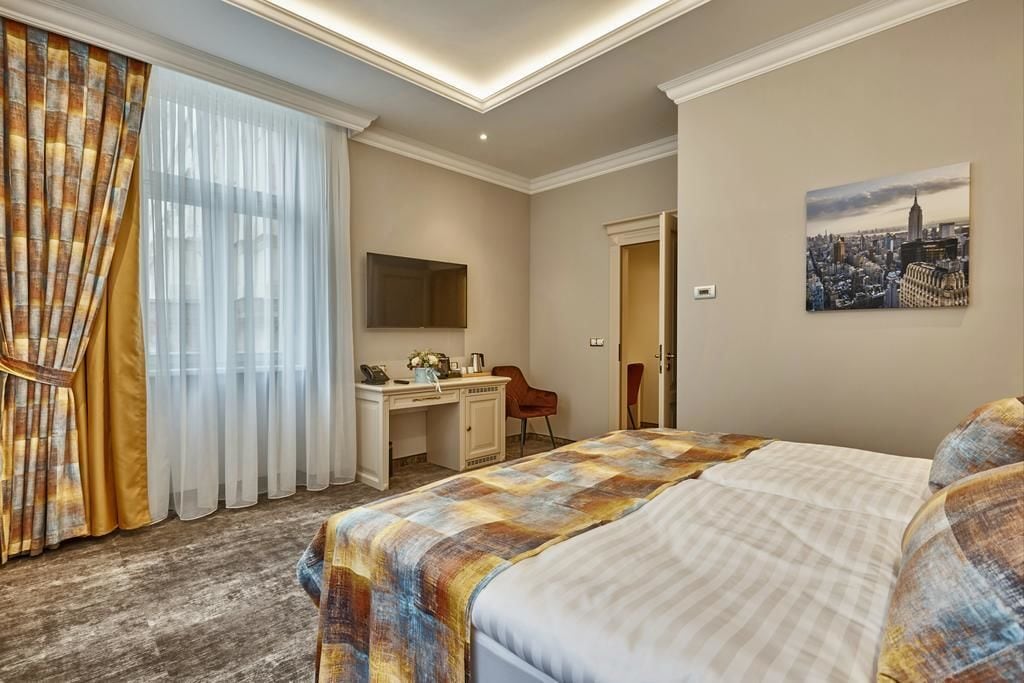 奢华套房， 1 张特大床和 1 张梳化床， 城市景观