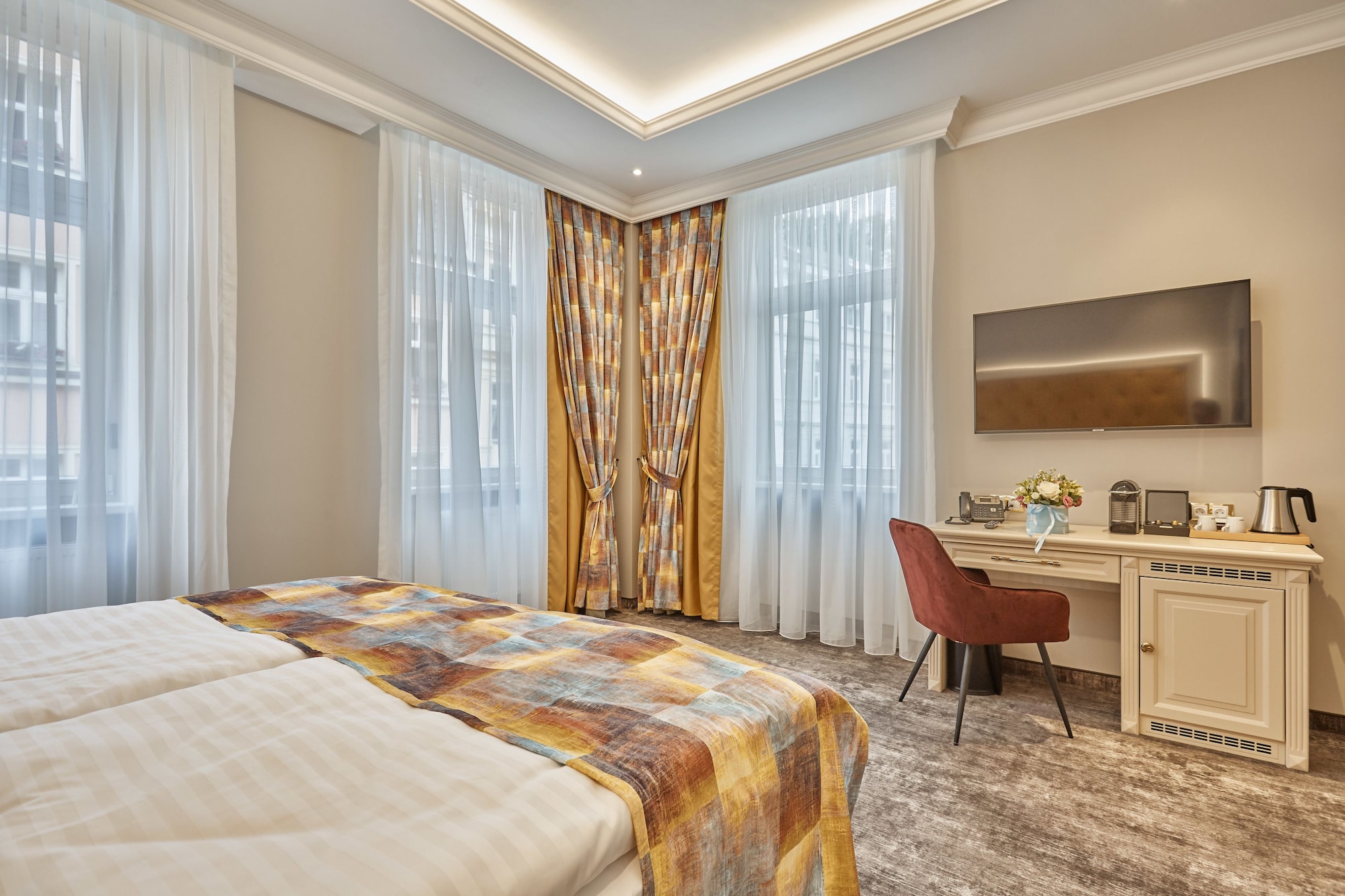 奢华套房， 1 张特大床和 1 张梳化床， 城市景观