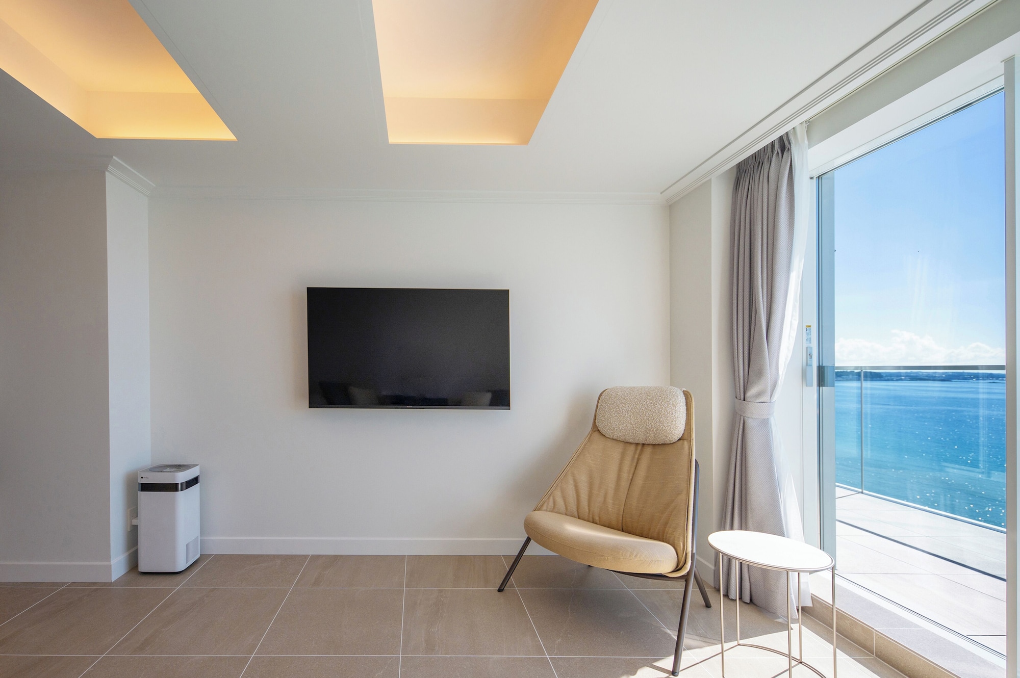 豪华阳台套房，禁烟（含早餐 + 法式晚餐【晚餐时间：7:30~8:00PM】）