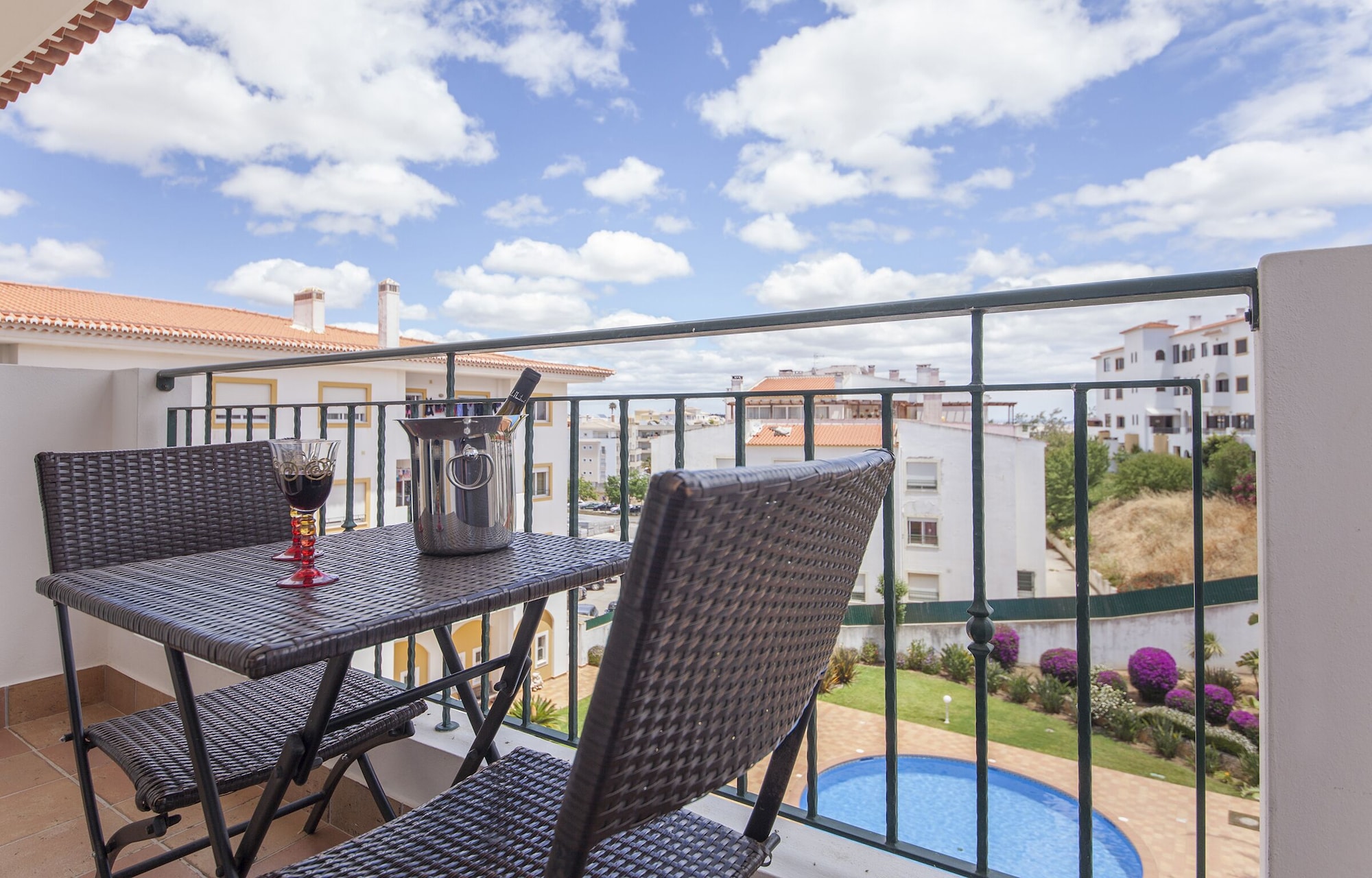 带阳台的两卧室公寓