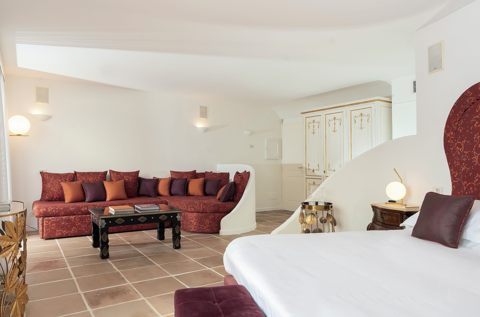 全景套房，一张特大床加梳化床，带热水浴缸，海景