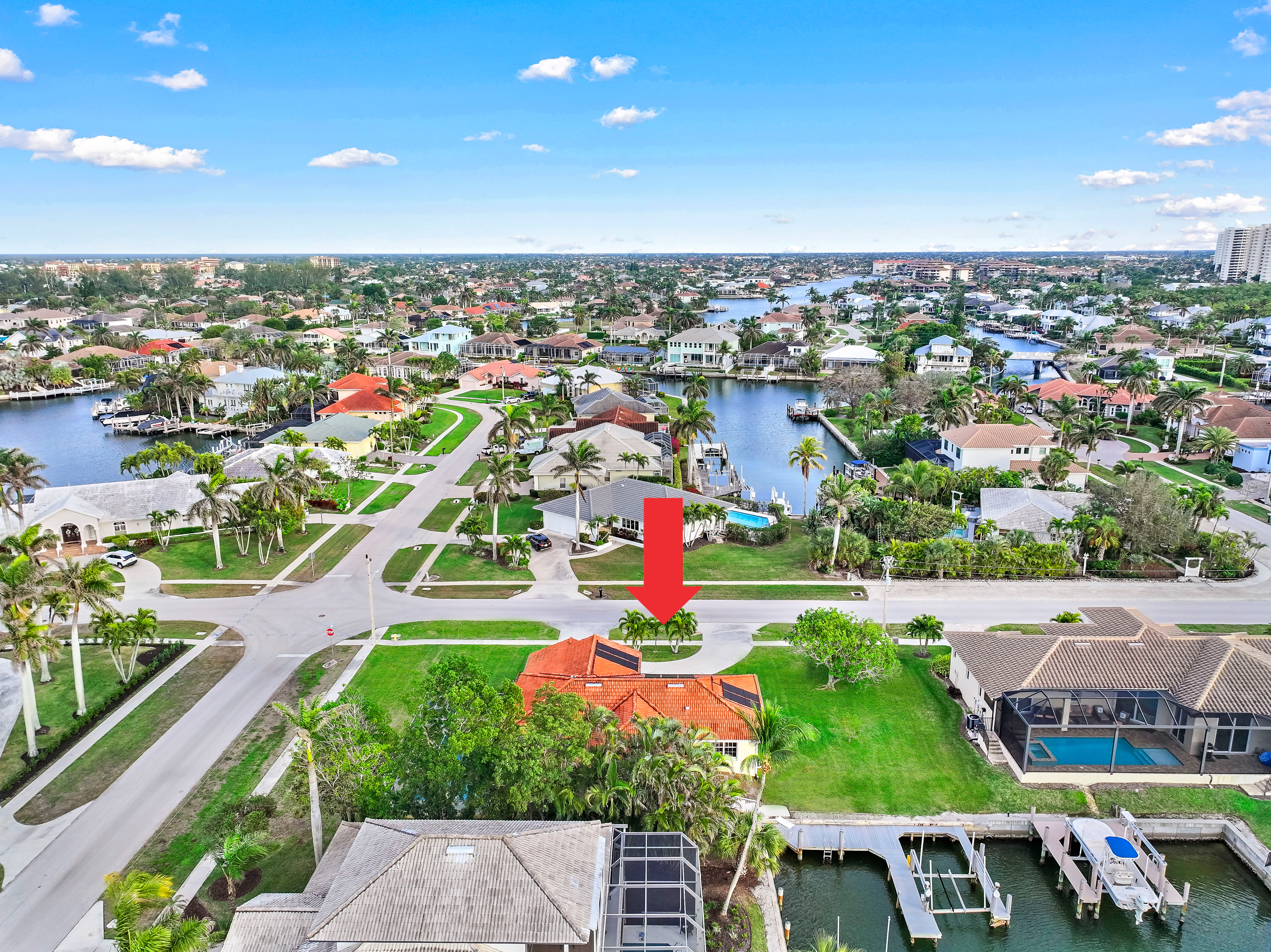 大型泳池和风景运河-迷人海滨避风港