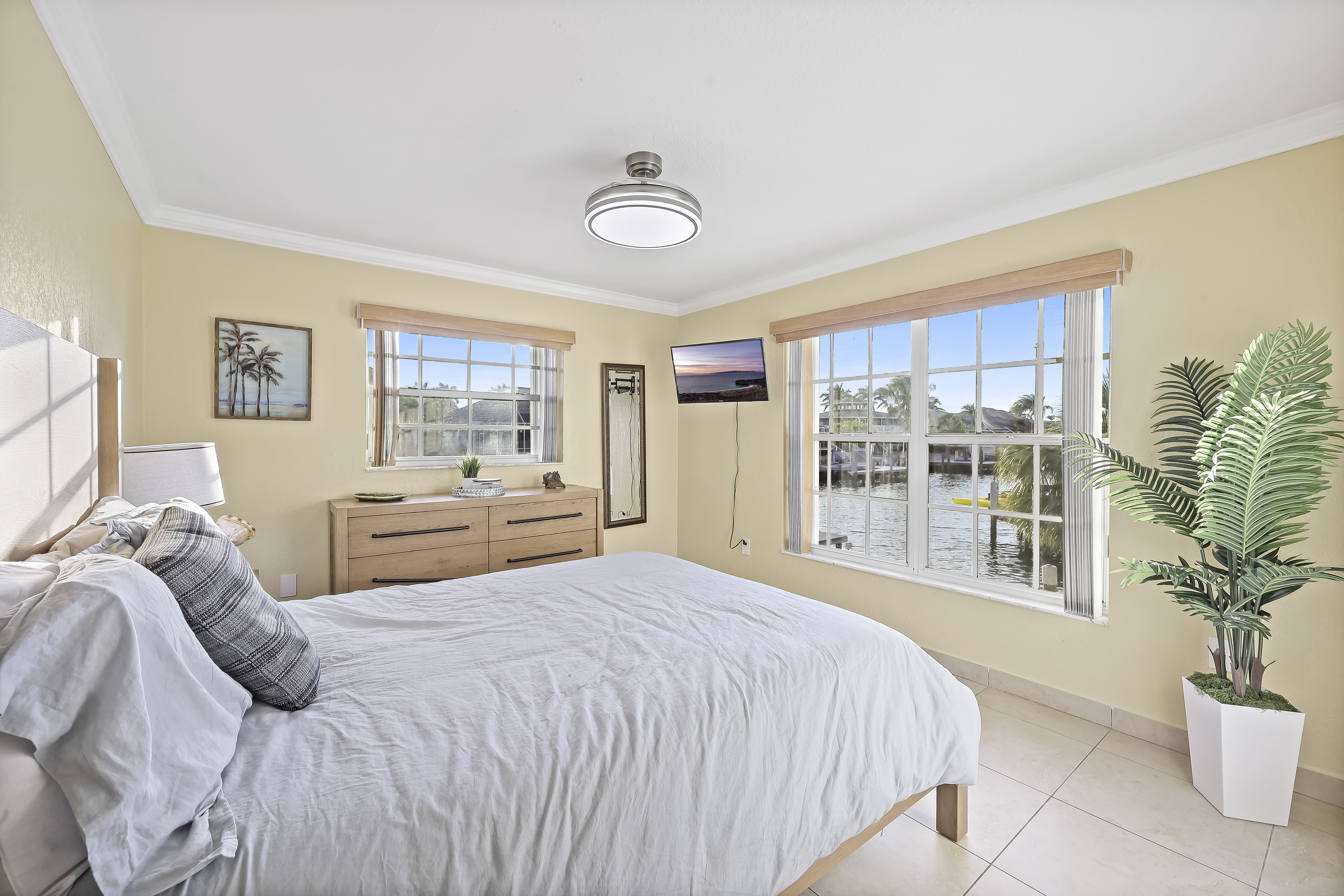 大型泳池和风景运河-迷人海滨避风港