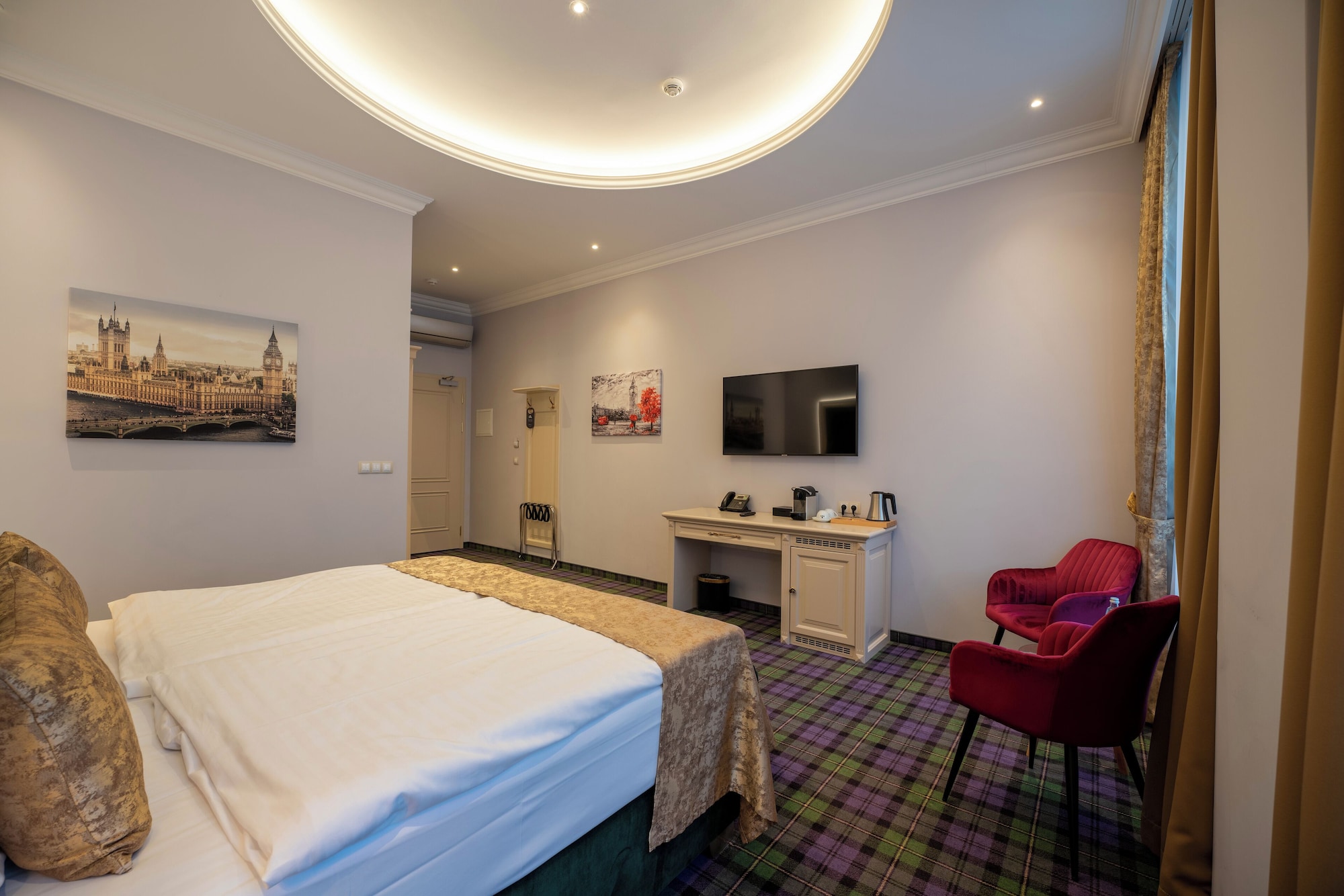 奢华双人房， 1 张特大床， 河景