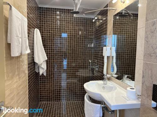 带阳台和海景的豪华双人房