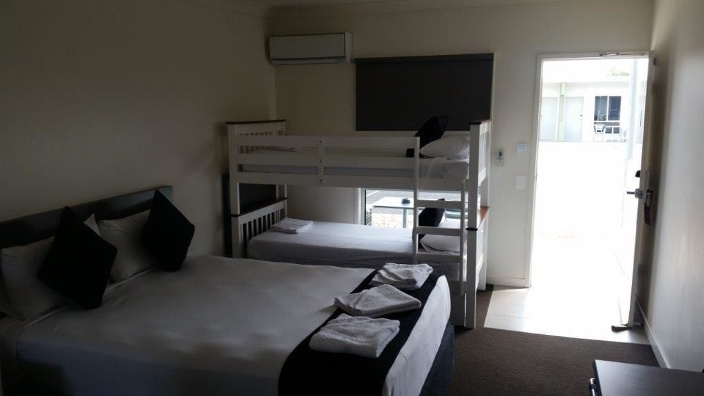 家庭房（1张大床，2张单人床和1张拖床）