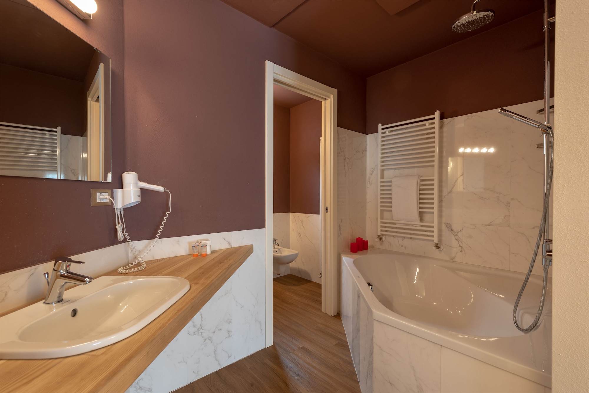 豪华客房， 1 张双人床， 阳台， 湖景